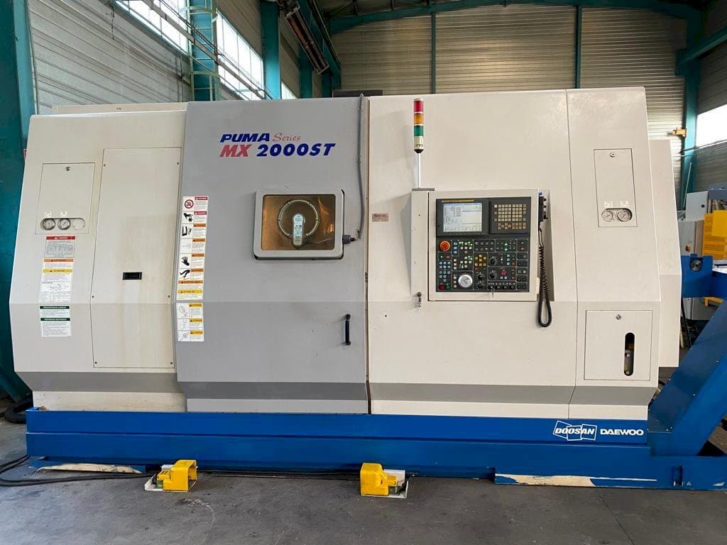 Vista frontale della macchina Doosan PUMA MX 2000 ST