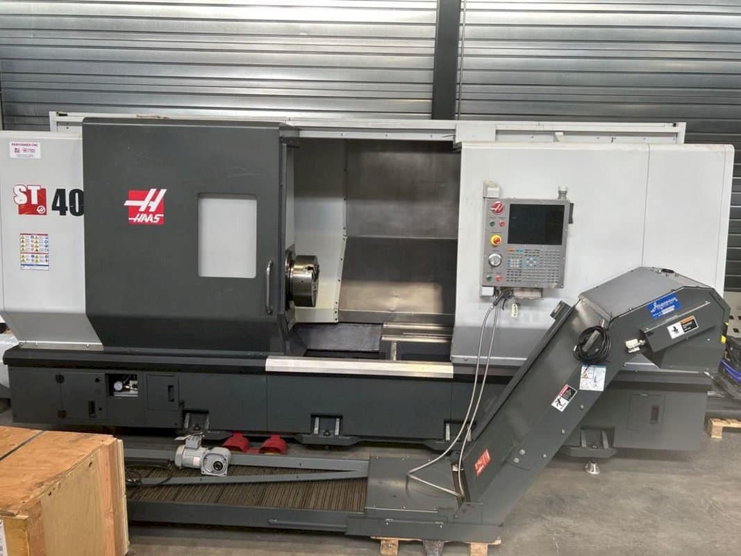 Vista frontale della macchina HAAS ST-40