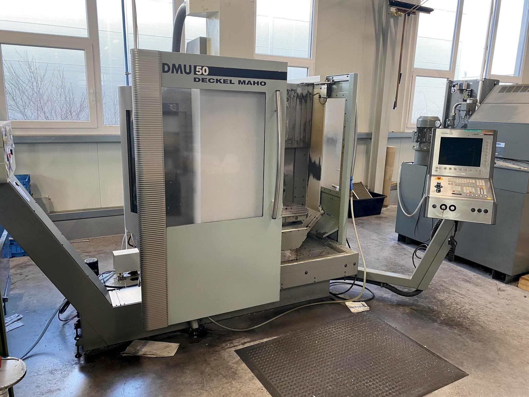 Vista frontale della macchina DECKEL MAHO DMU 50