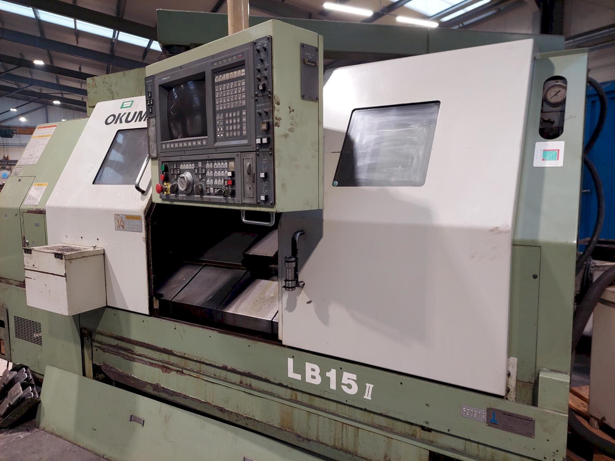 Vista frontale della macchina Okuma LB15