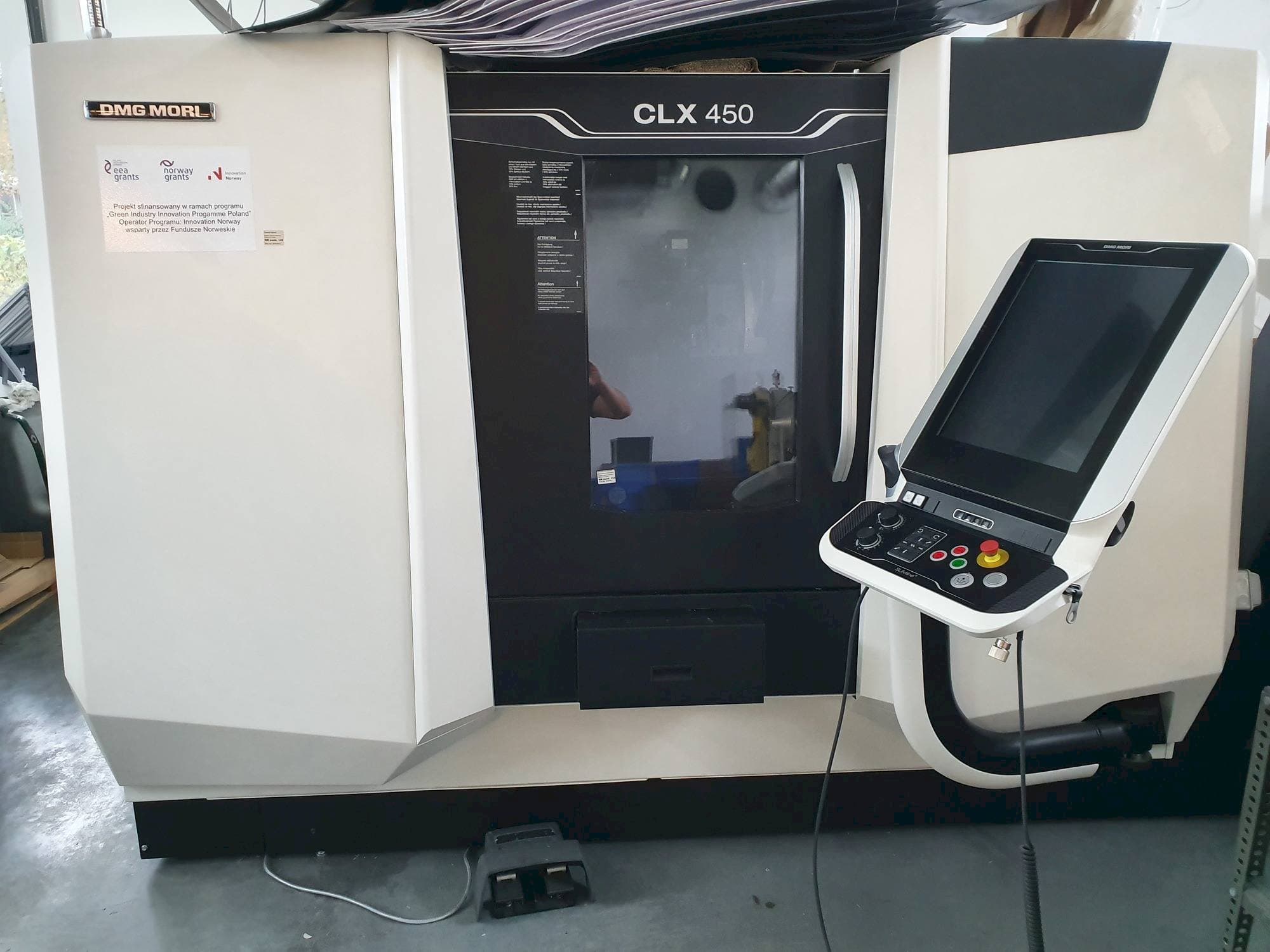 Vista frontale della macchina DMG MORI CLX450