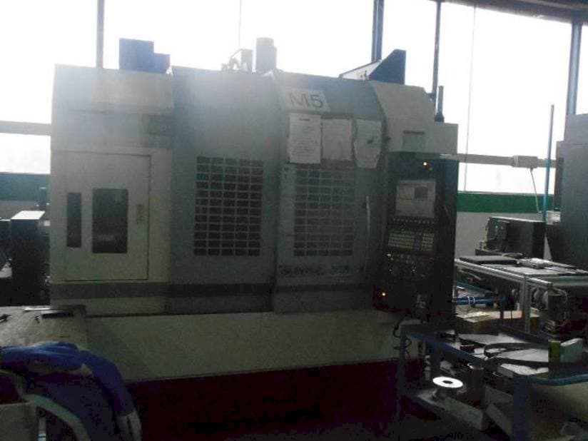 Vista frontale della macchina Okuma GENOS M560R-V