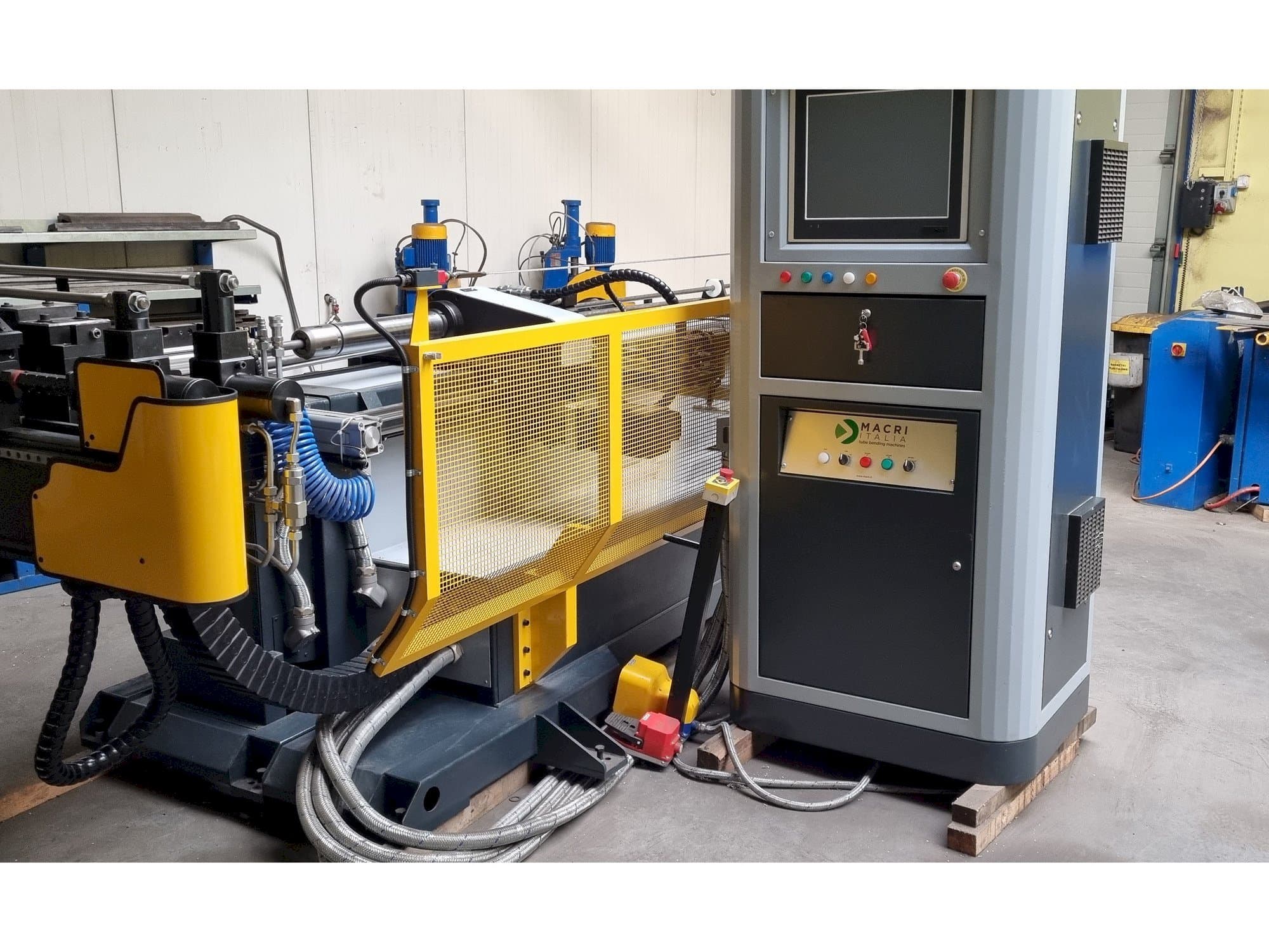 Vista frontale della macchina MACRI ITALIA PROVAR 6-45 U-D