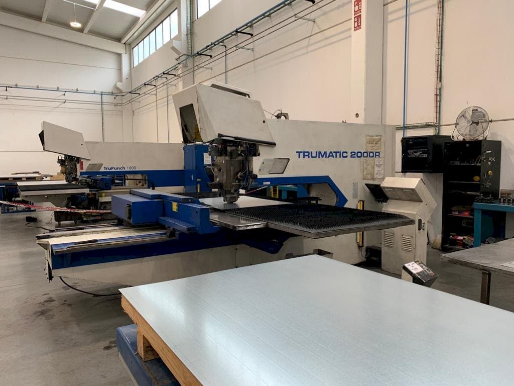 Vista frontale della macchina Trumpf Trumatic 2000 R