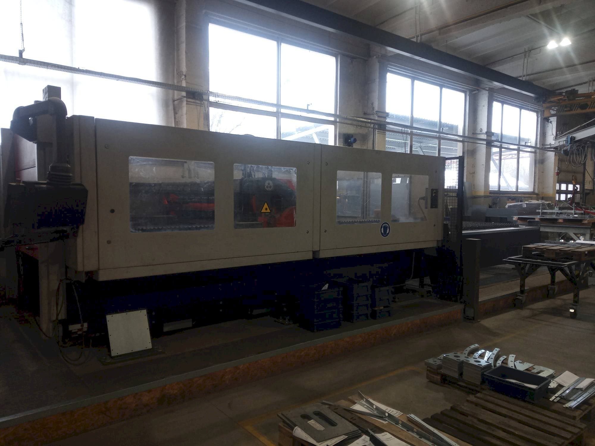 Vista frontale della macchina Bystronic Bysprint 3015