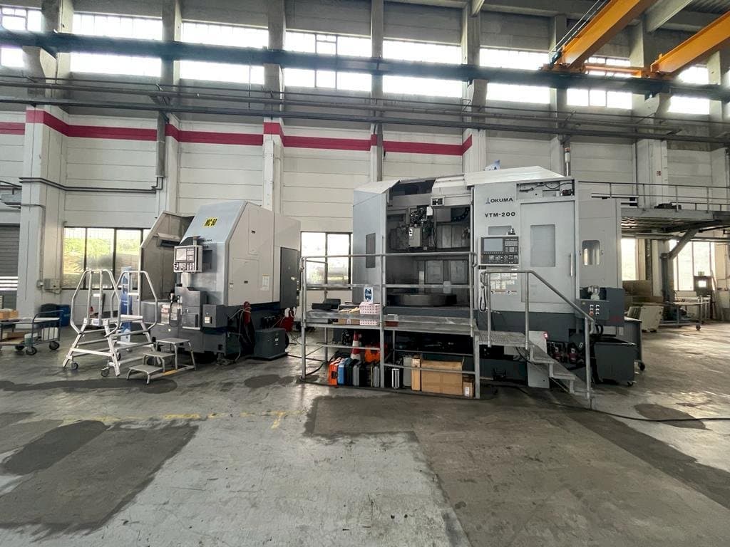 Vista frontale della macchina Okuma VTM-200 1ST