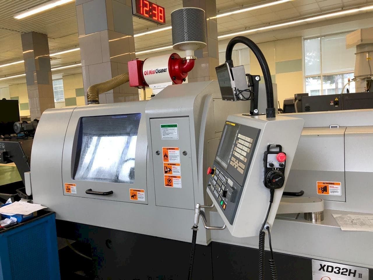 Vista frontale della macchina Hanwha XD32H II