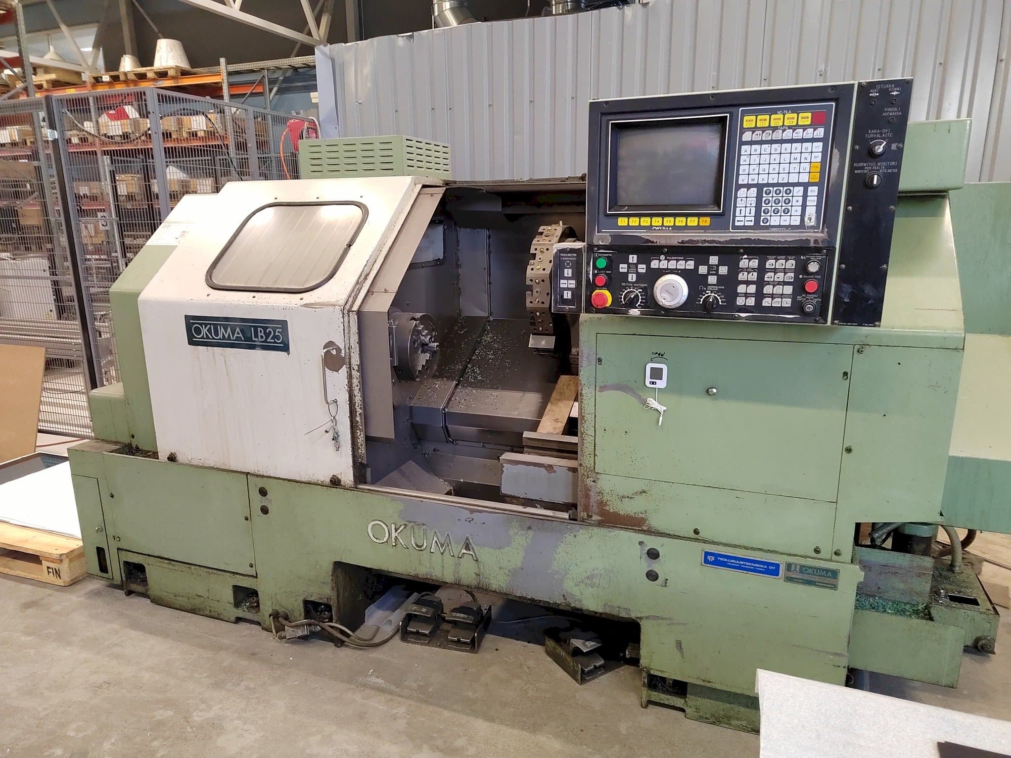 Vista frontale della macchina Okuma LB25
