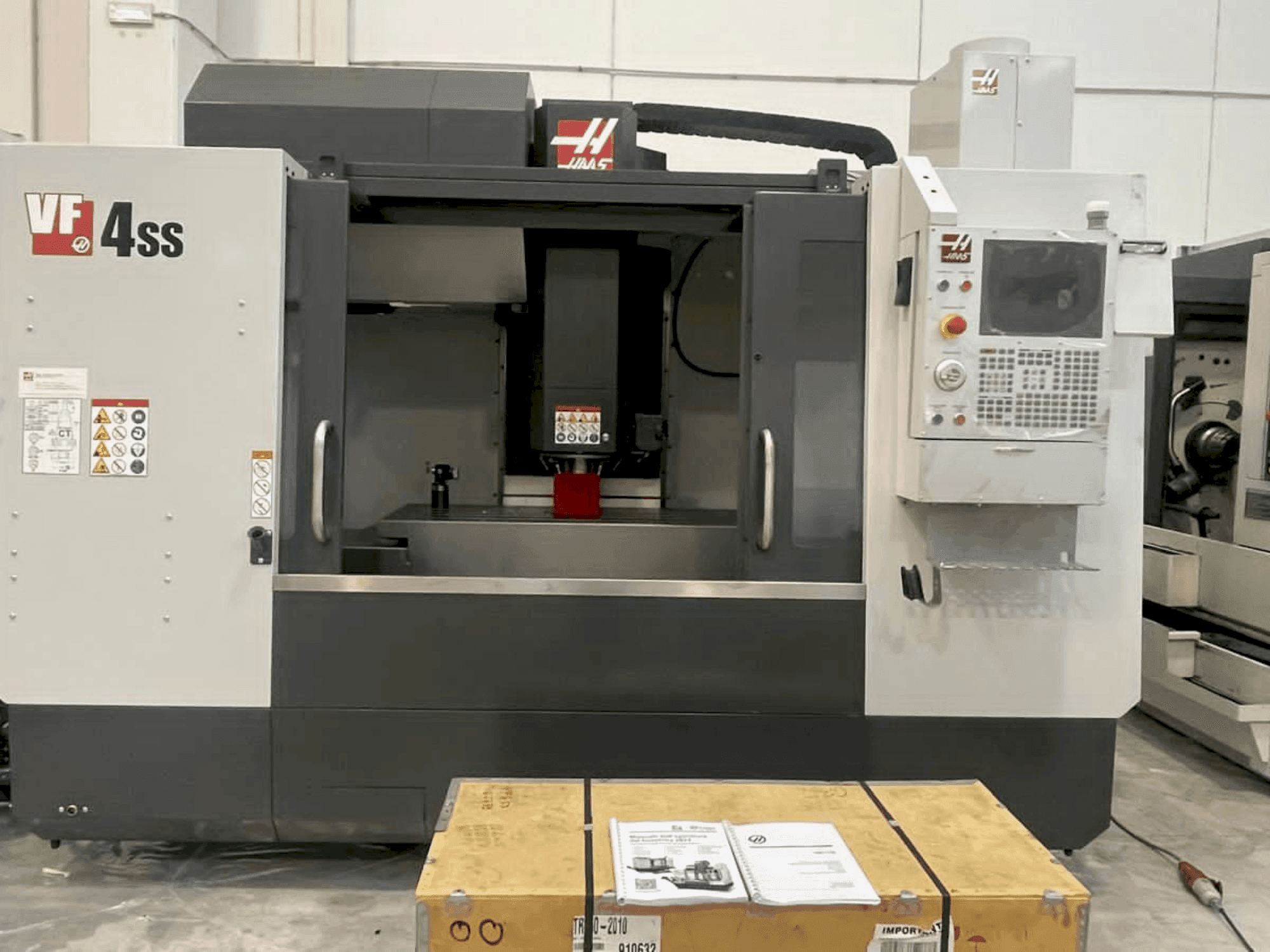 Vista frontale della macchina HAAS VF4SS (2019)