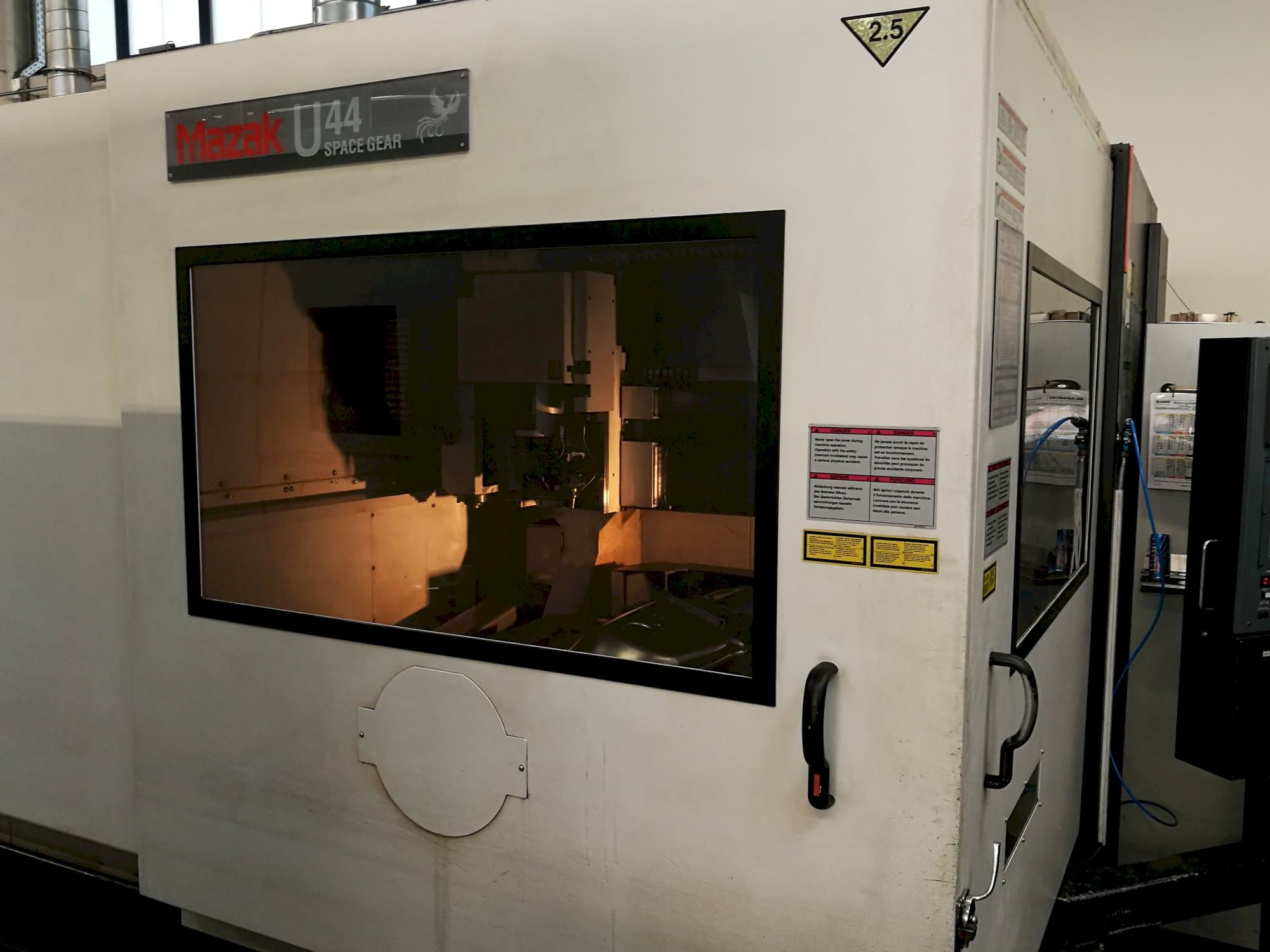 Vista lato sinistro della macchina Mazak Space Gear-U44