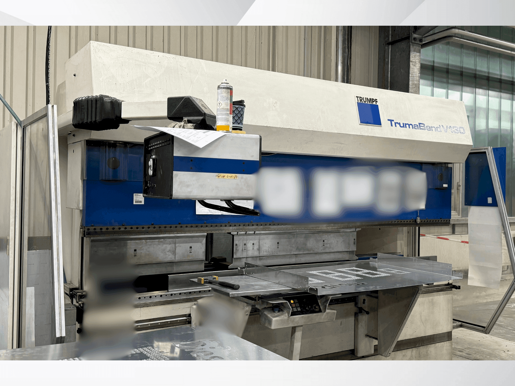 Vista frontale della macchina TRUMPF TrumaBend V130