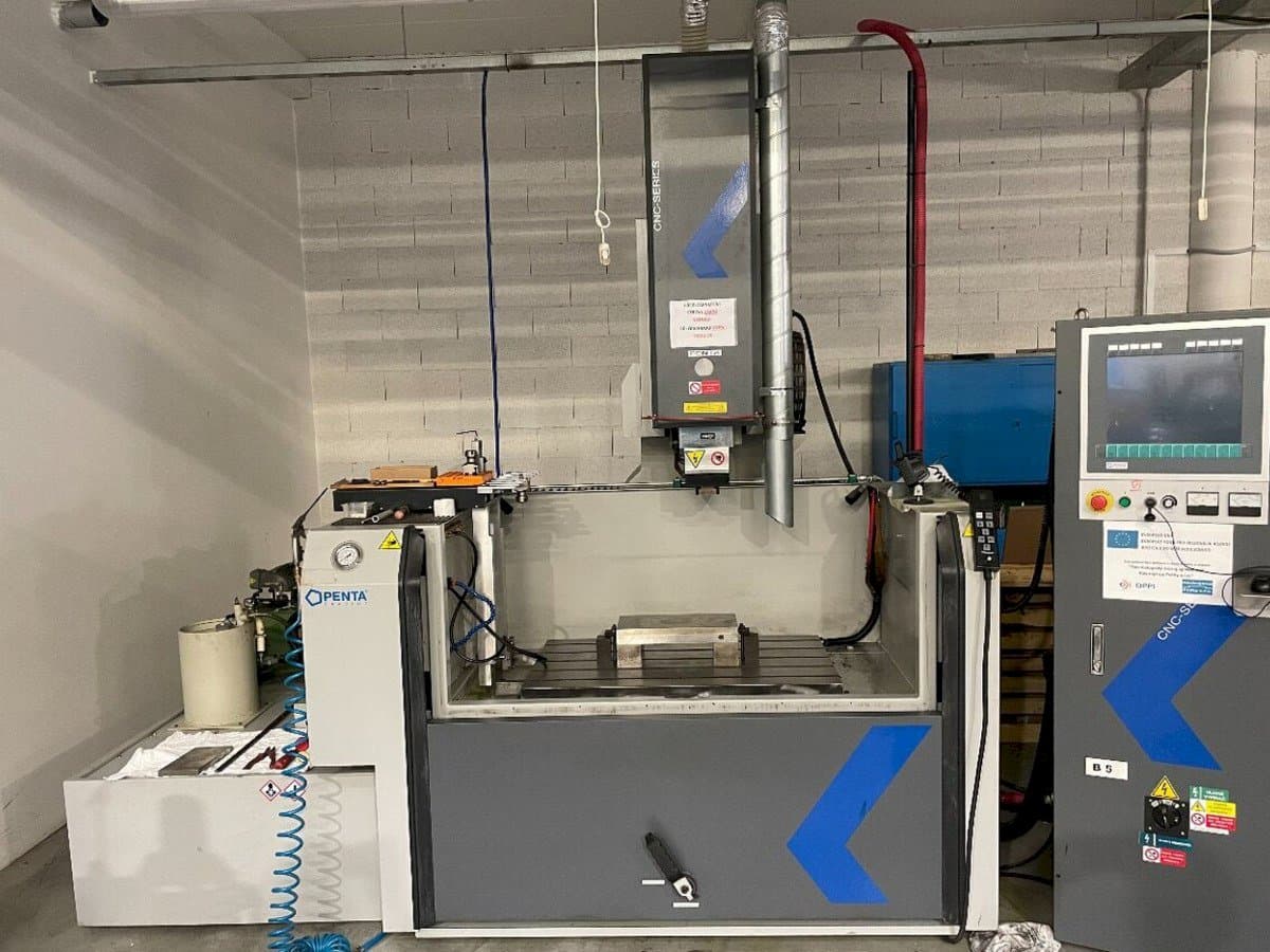 Vista frontale della macchina PENTA 650G CNC