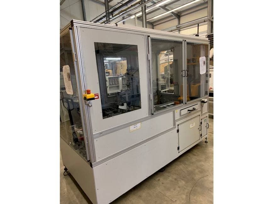 Vista laterale sinistra della macchina SEHO Robot cell sorting station