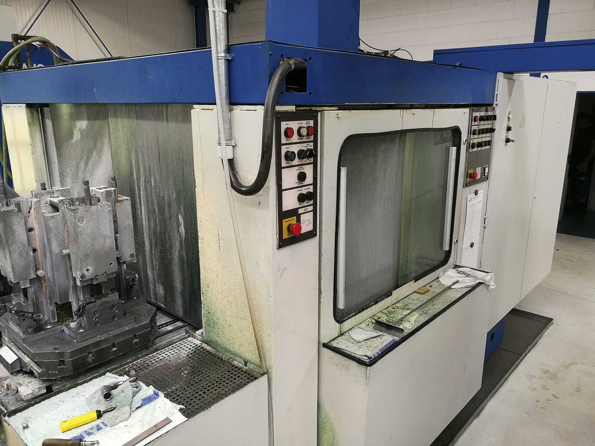 Vista lato sinistro della macchina Hueller Hille NBH 70