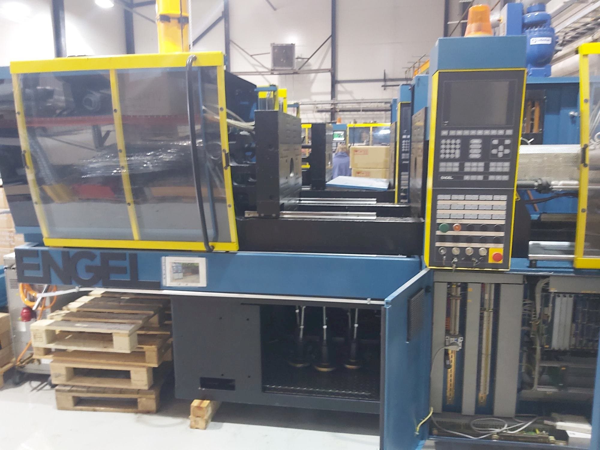 Vista frontale della macchina ENGEL ES 330/80 HL