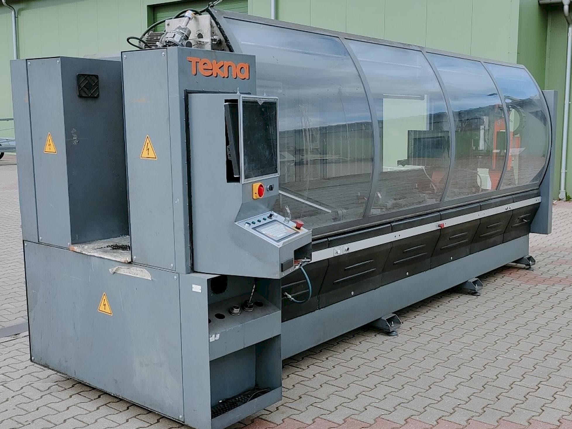 Vista frontale della macchina Tekna TK427-3