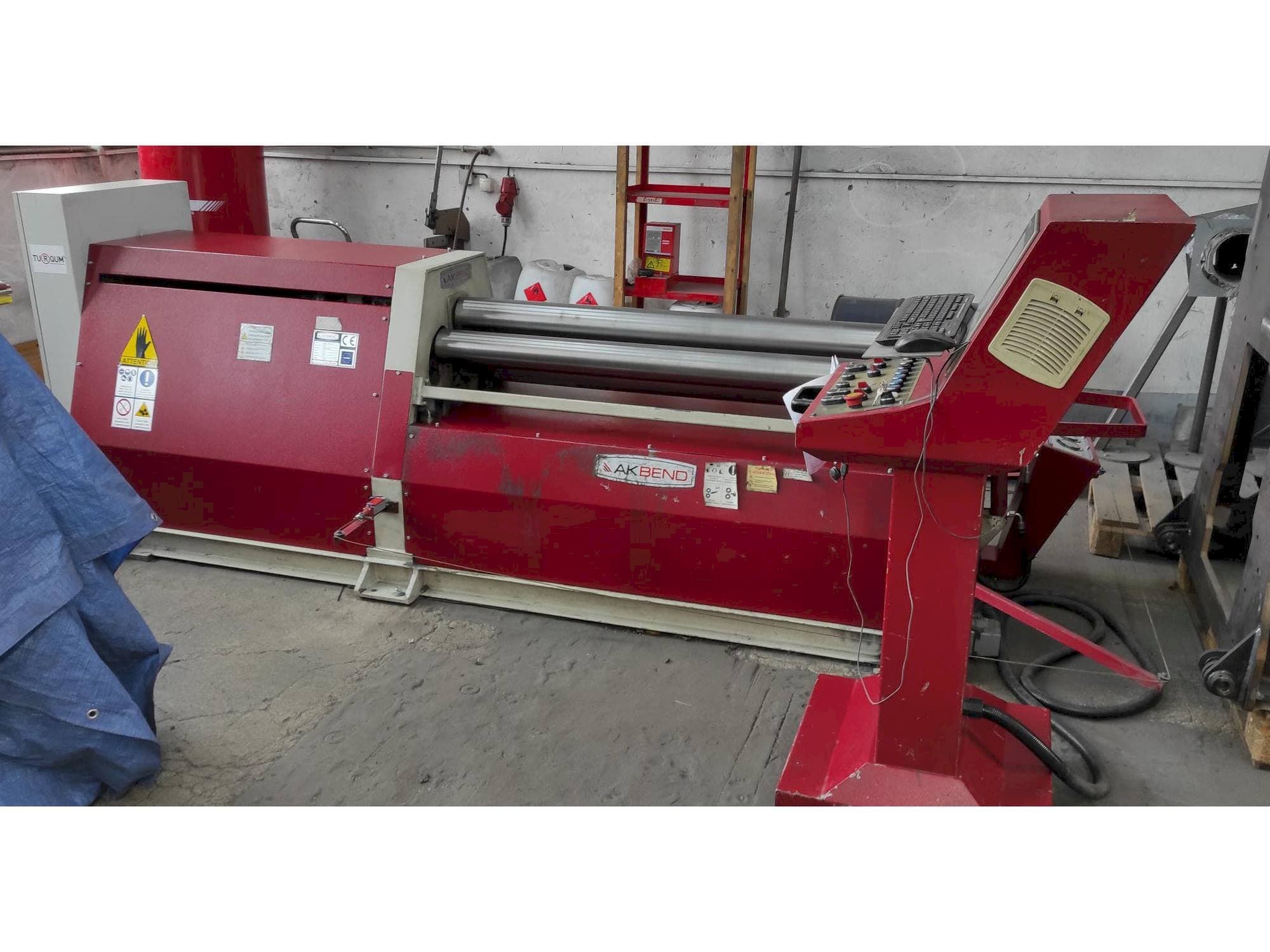 Vista frontale della macchina AKBEND AHS 15/4-6