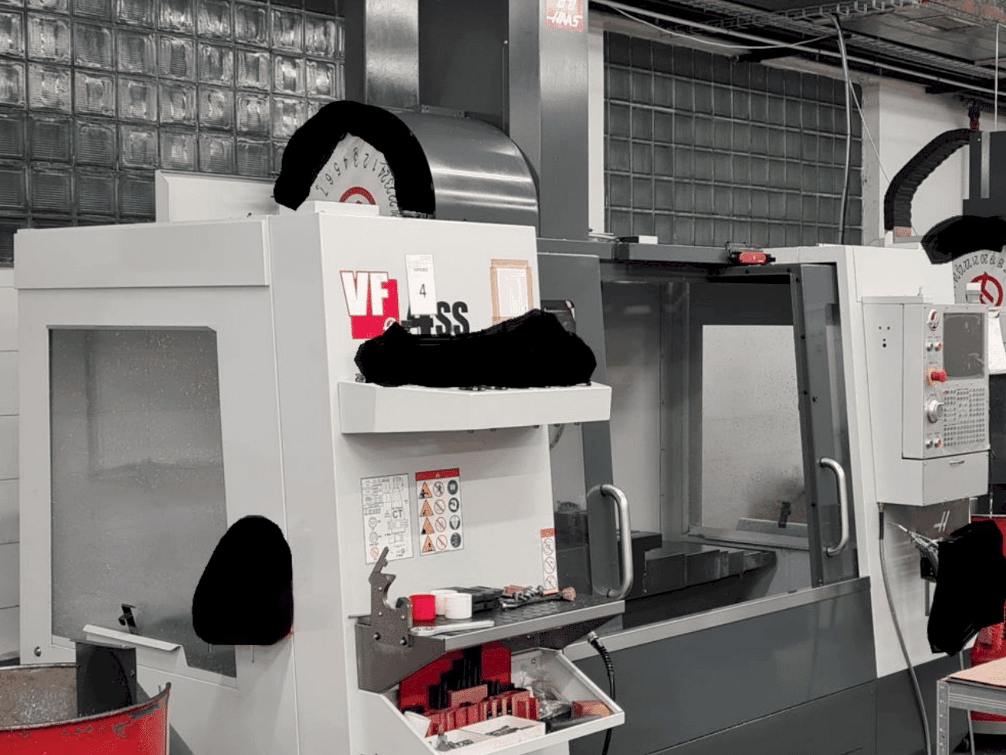Vista frontale della macchina HAAS VF-4SS