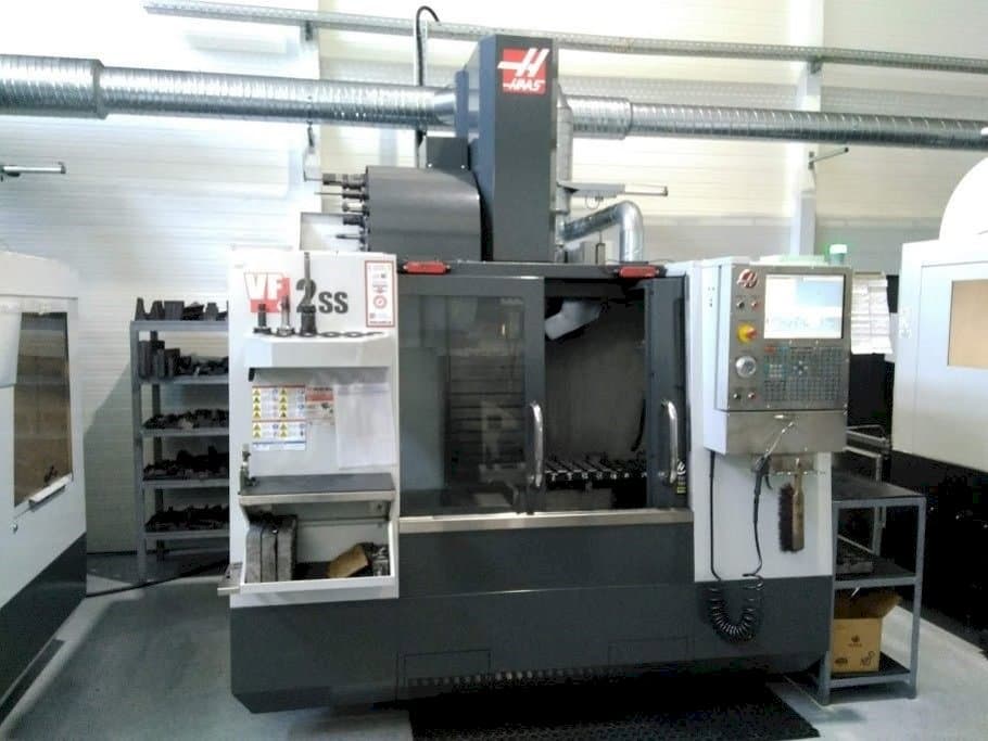 Vista frontale della macchina HAAS VF2 SS