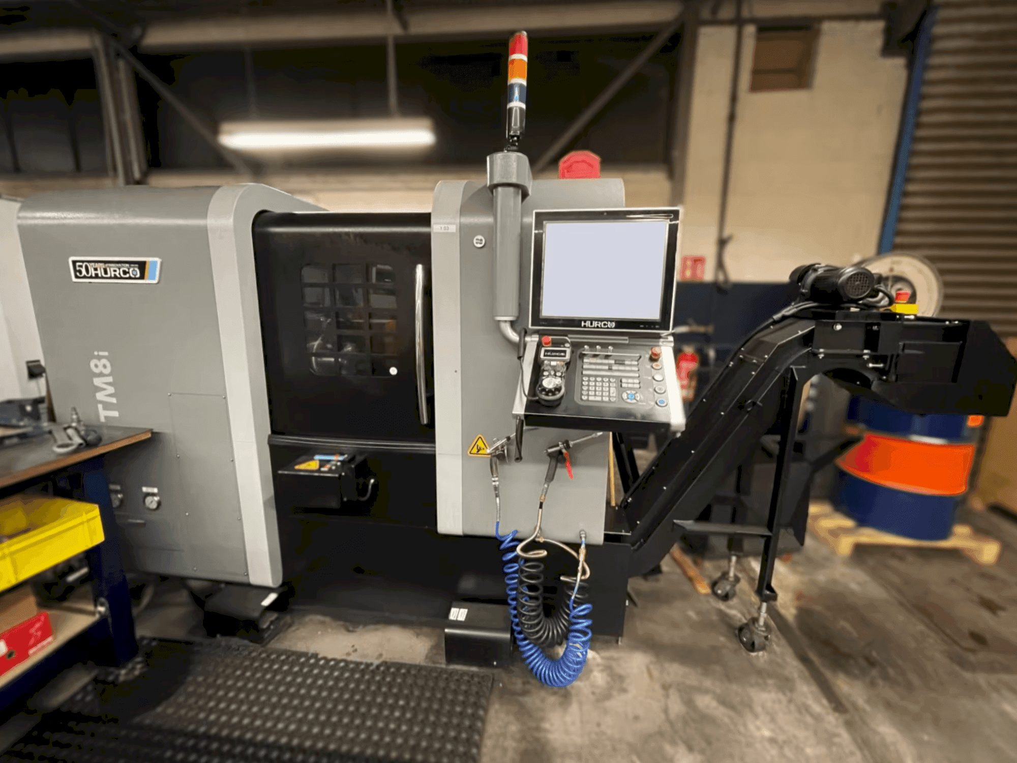 Vista frontale della macchina Hurco TM8i