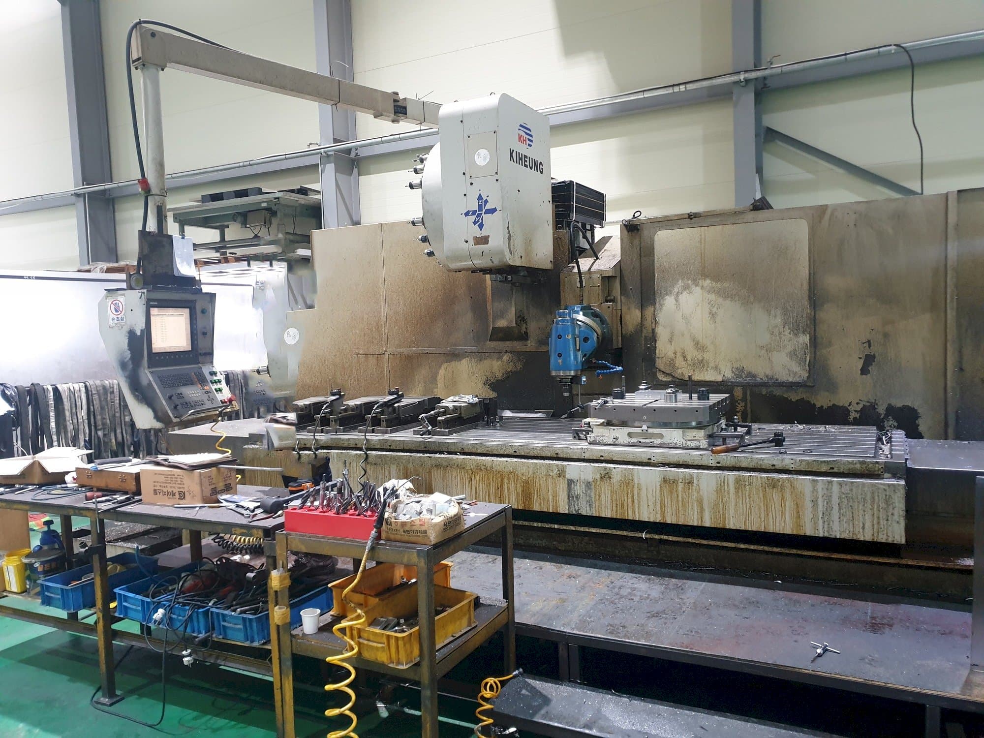 Vista frontale della macchina KIHEUNG KNC-U1000