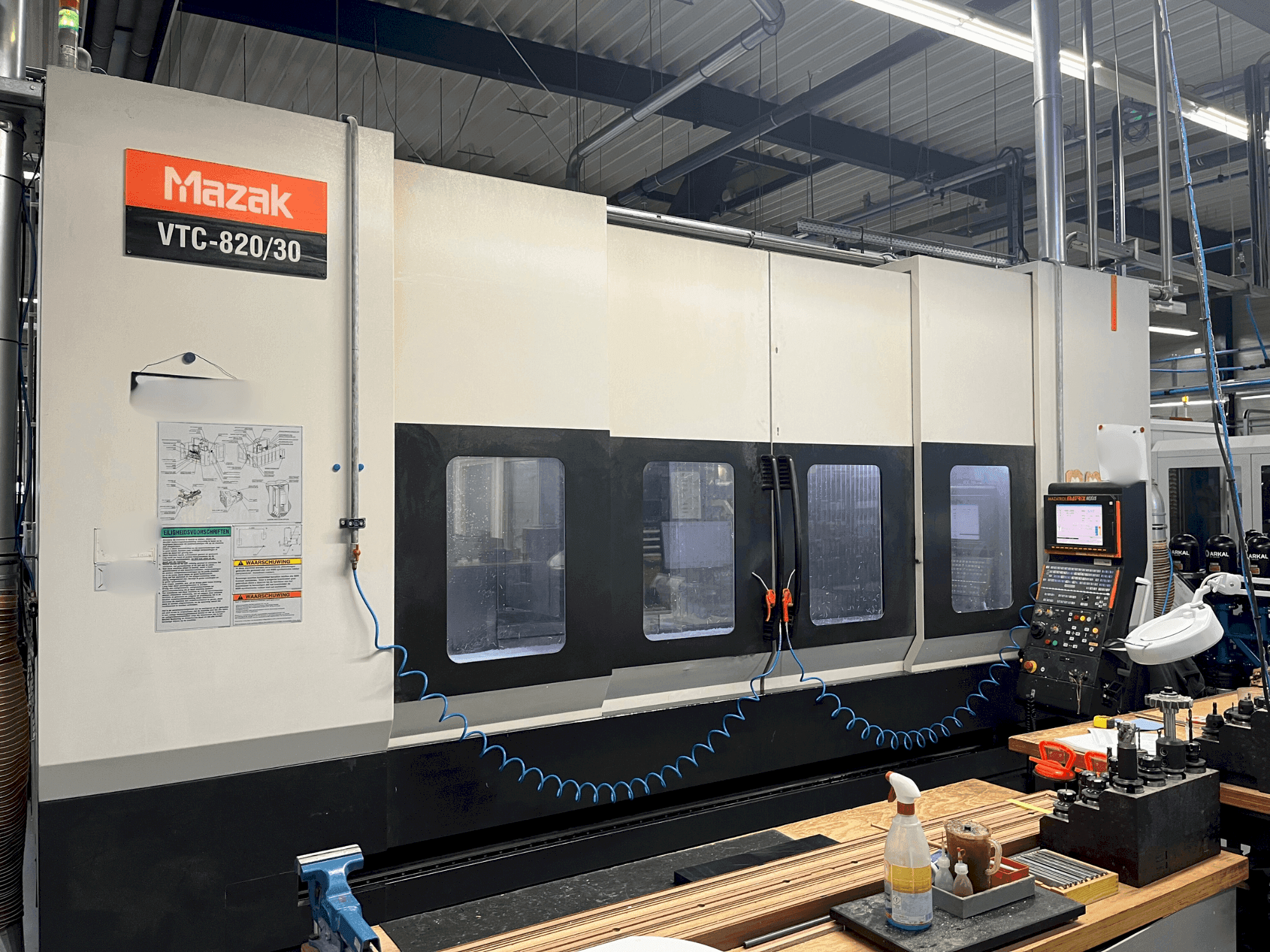 Vista frontale della macchina Mazak VTC-820/30