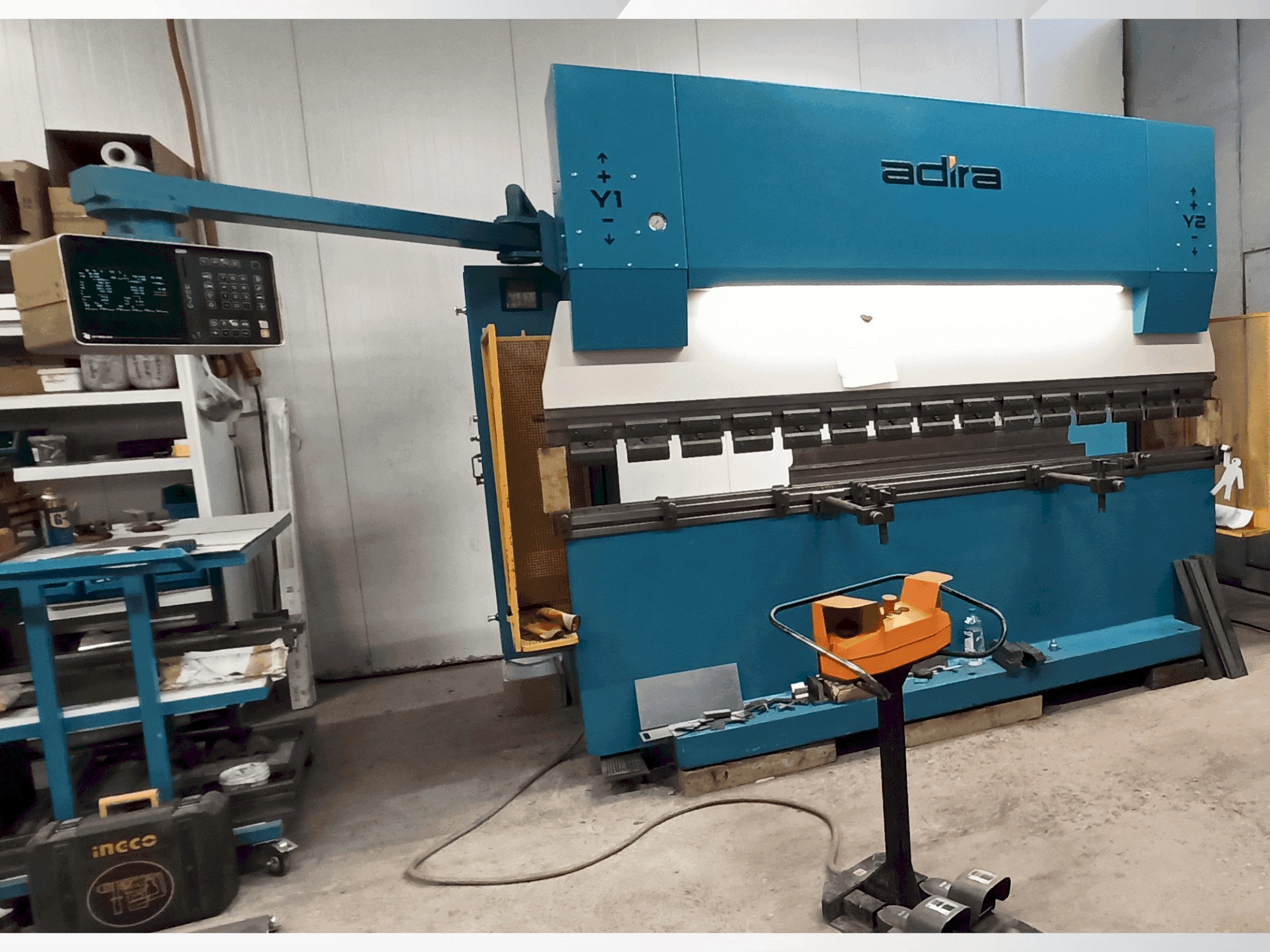 Vista frontale della macchina ADIRA QIH-11030 DNC CR