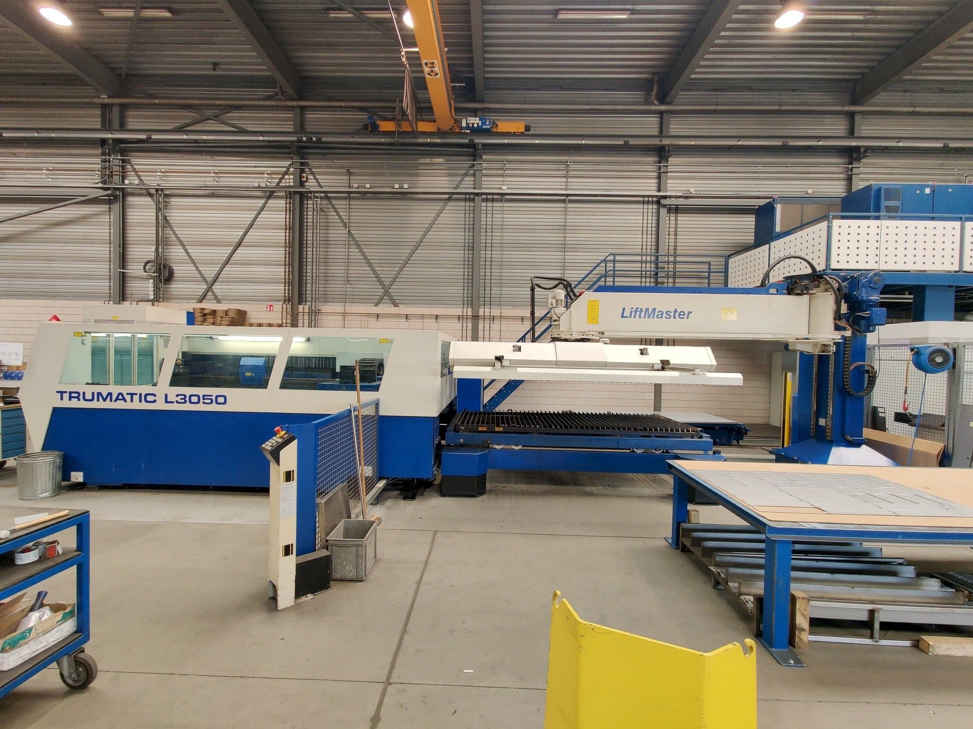 Vista frontale della macchina Trumpf Trumatic L3050 + Liftmaster
