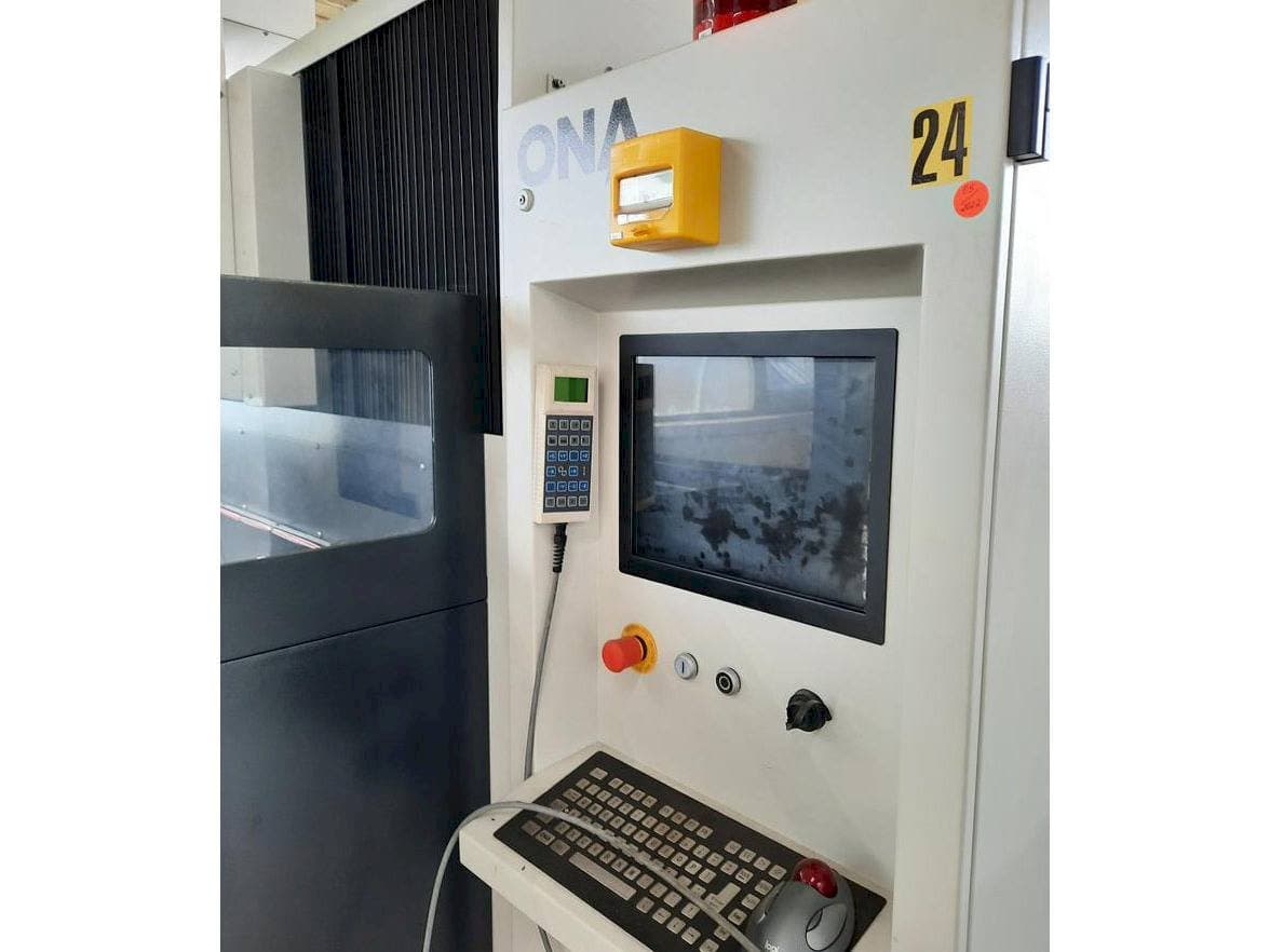 Vista frontale della macchina ONA NX4F