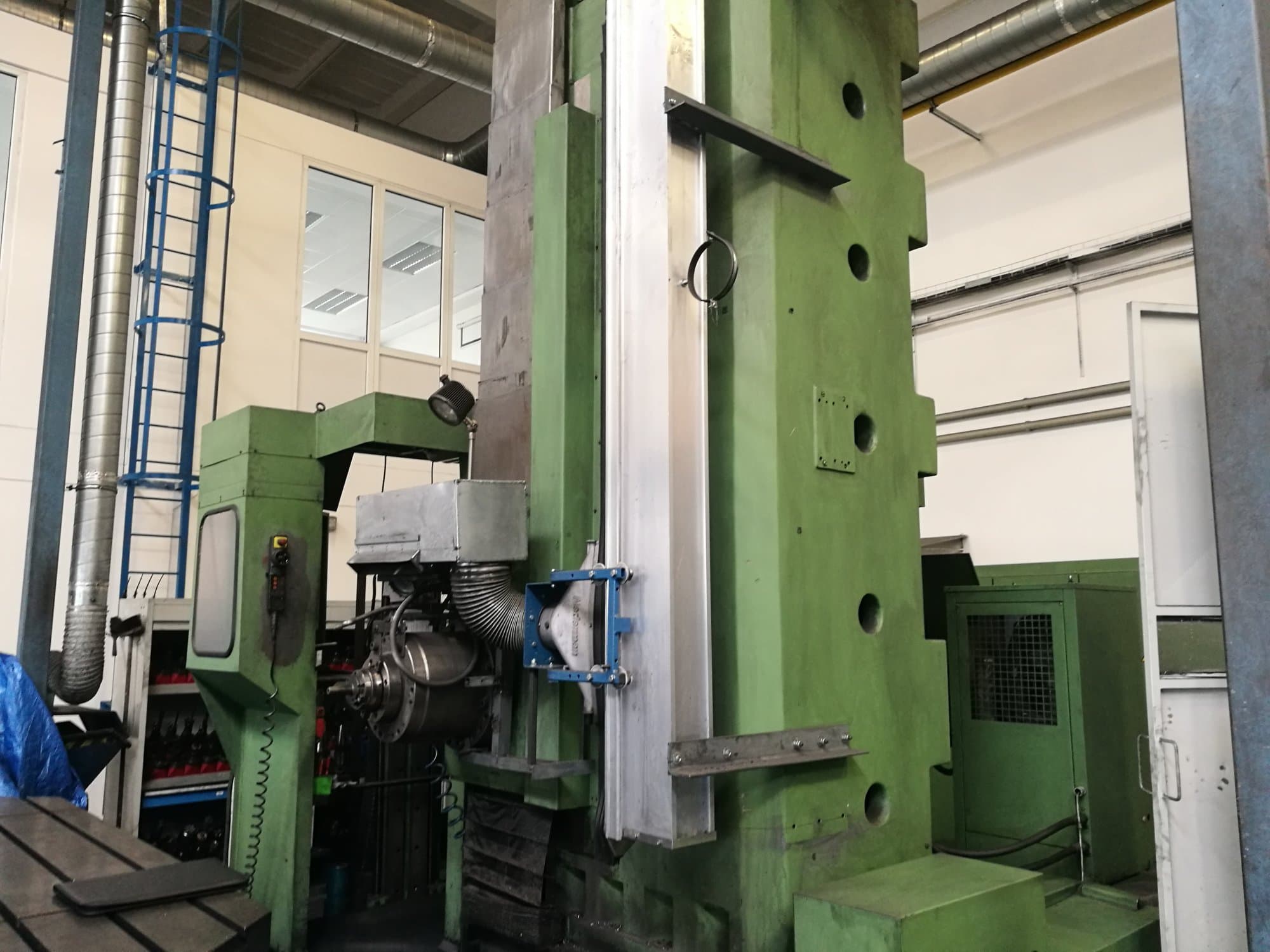 Vista frontale della macchina TOS WHN 130