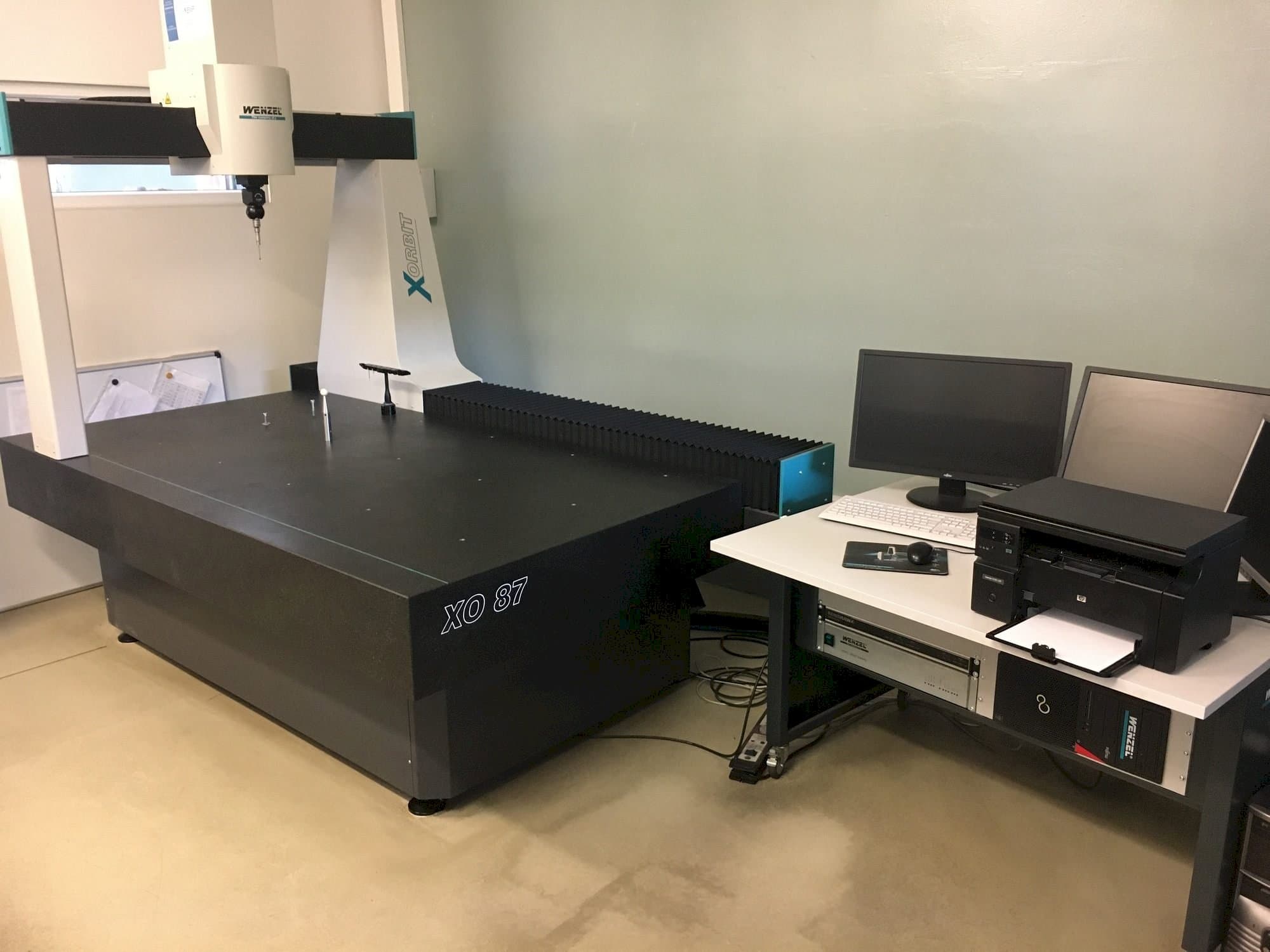 Vista frontale della macchina Wenzel X-Orbit  800 / 1000 / 700 CNC