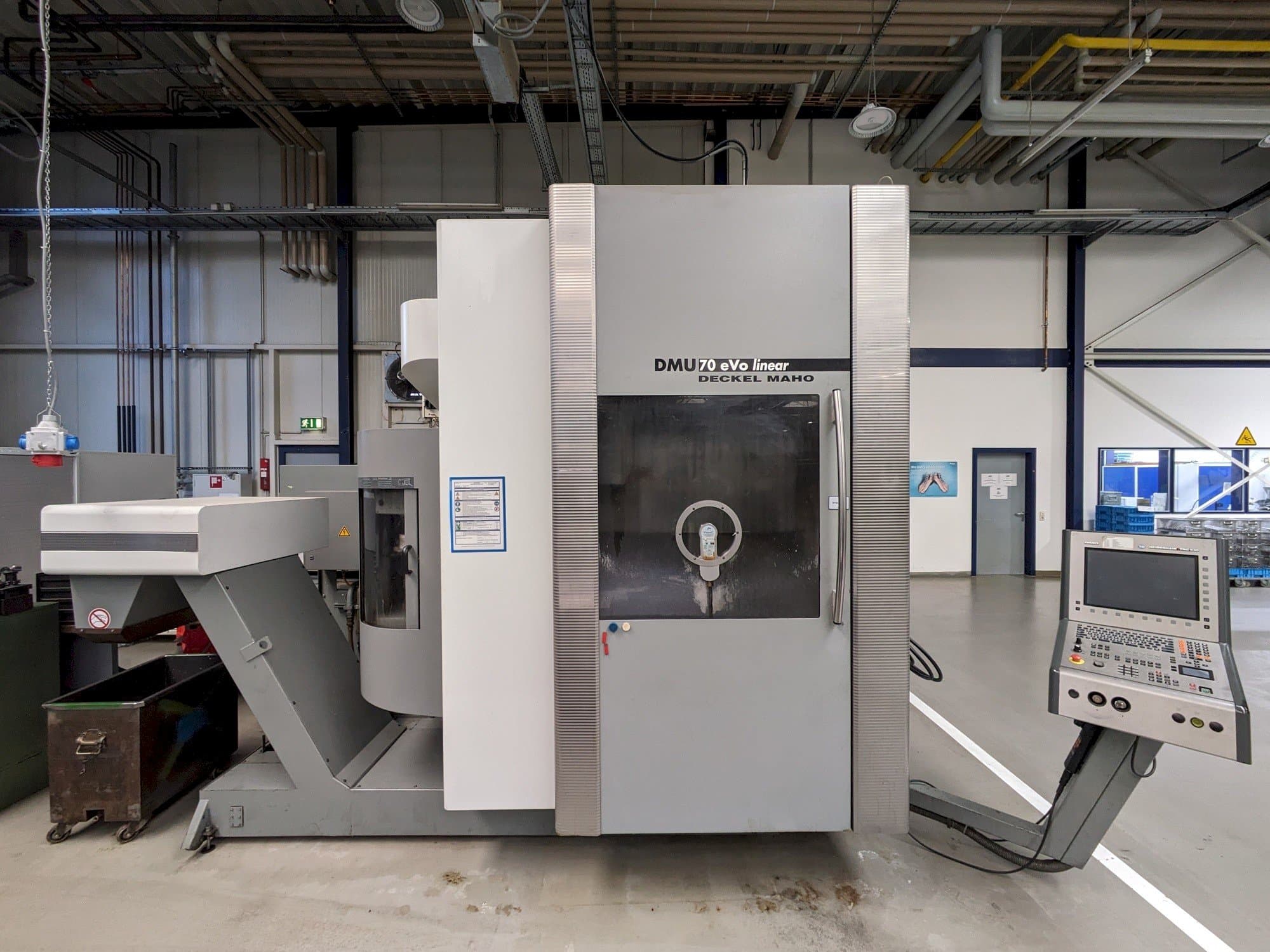 Vista frontale della macchina DECKEL MAHO DMU70 eVo linear