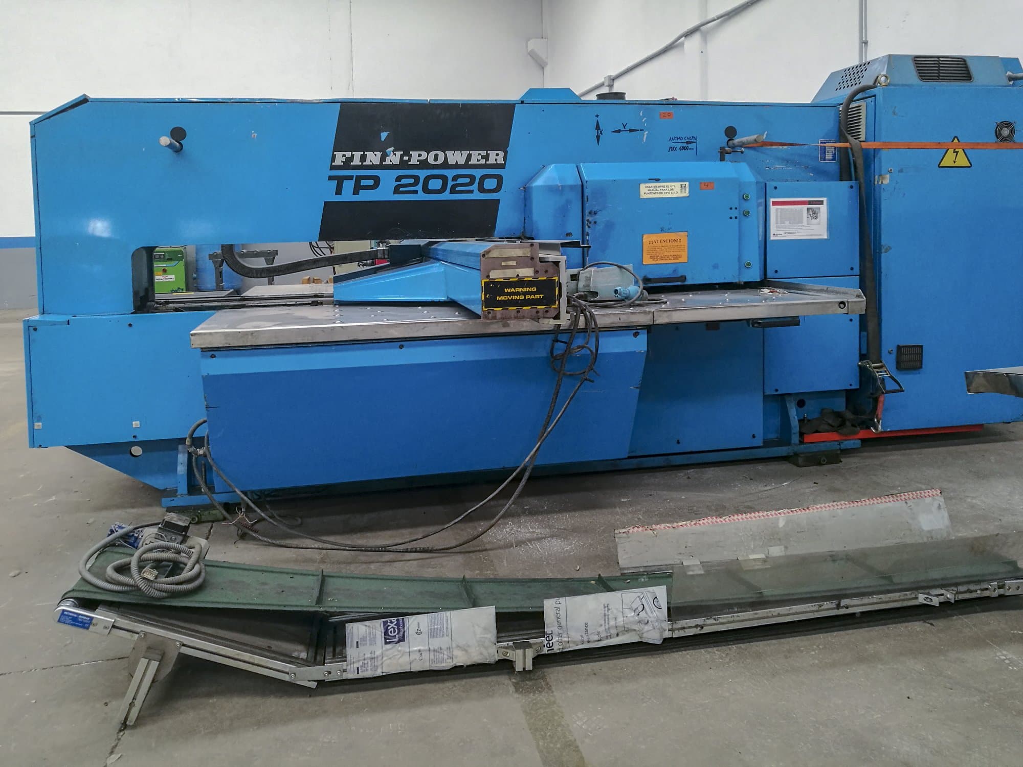 Vista frontale della macchina Finn-Power TP 2020