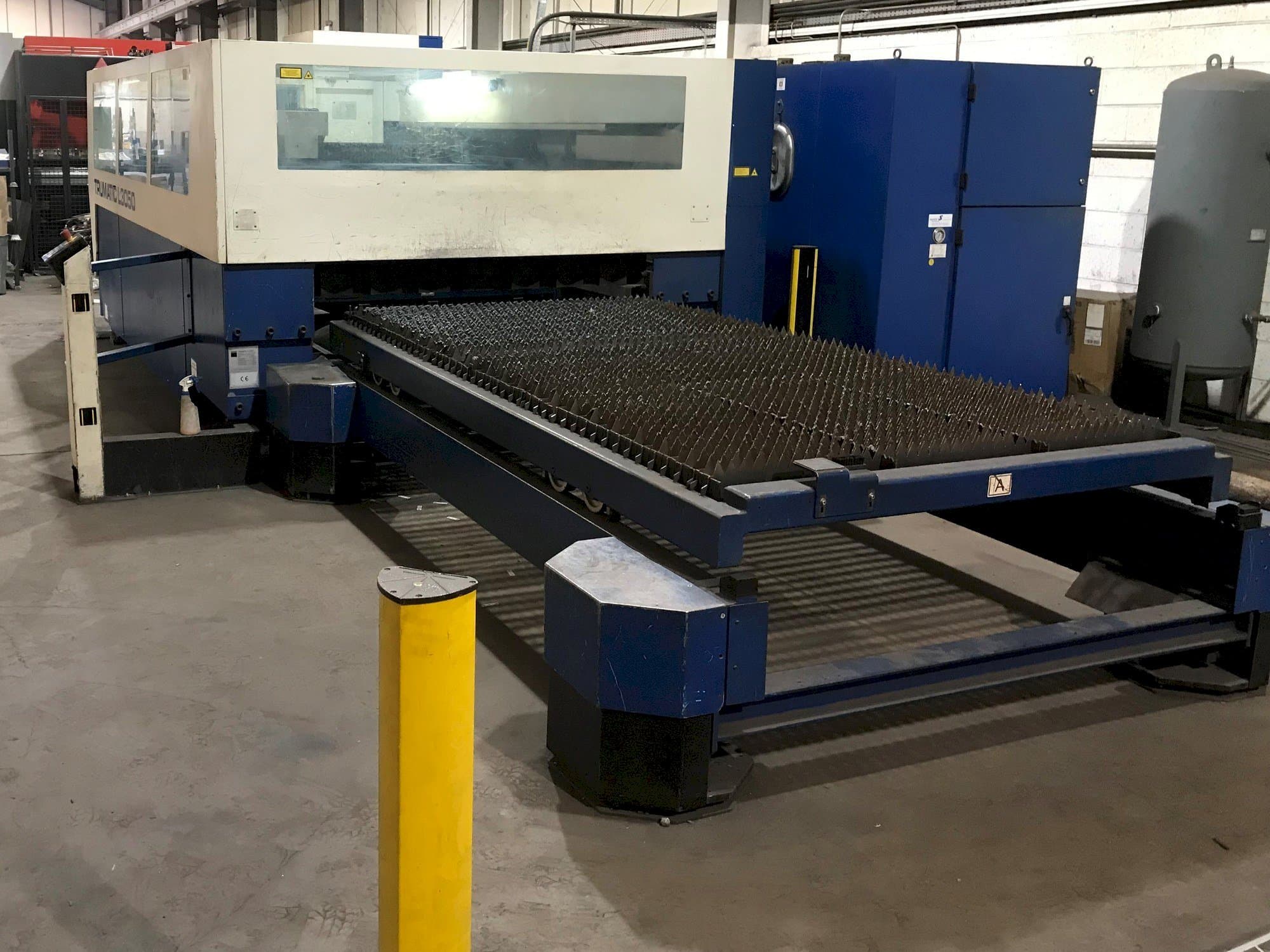 Vista frontale della macchina Trumpf Trumatic L3050