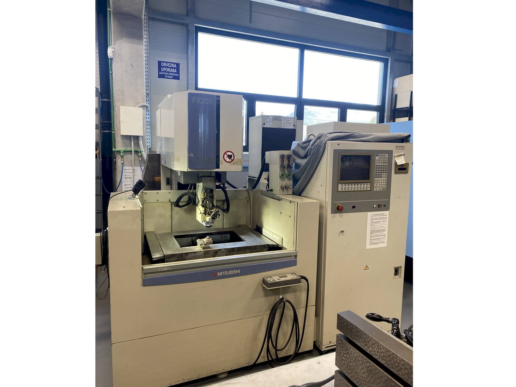 Vista frontale della macchina Mitsubishi FX20K