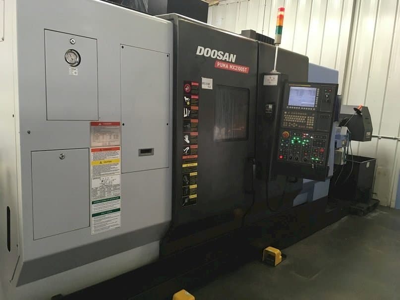 Vista frontale della macchina Doosan Puma MX 2100 ST