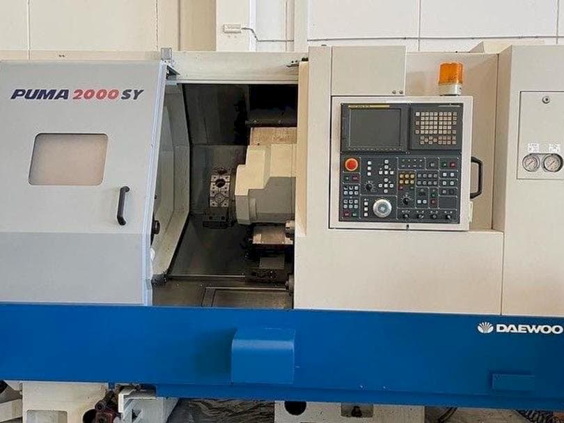 Vista frontale della macchina Doosan Puma 2000SY