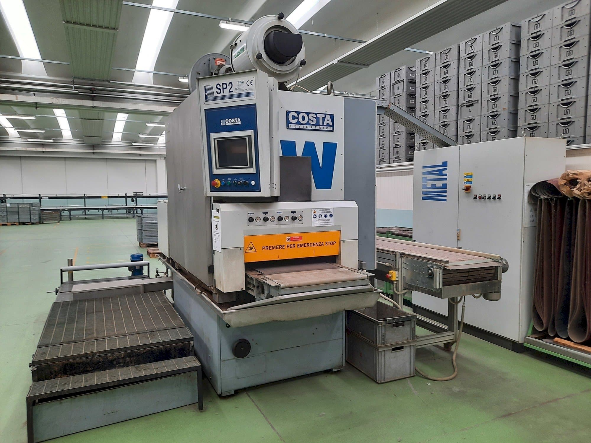 Vista frontale della macchina Costa CCCC 600