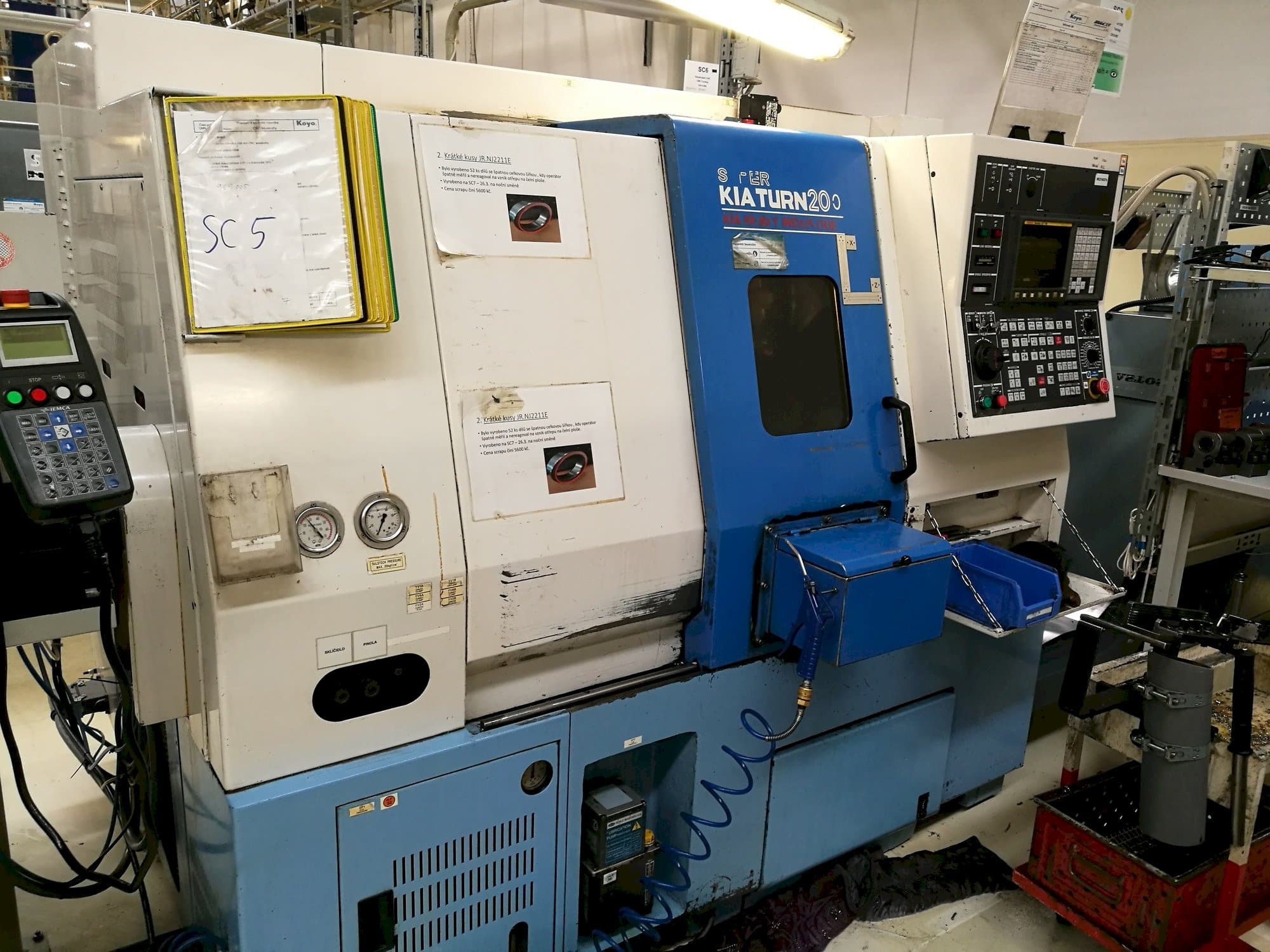 Vista frontale della macchina Kia Super Kia Turn 200