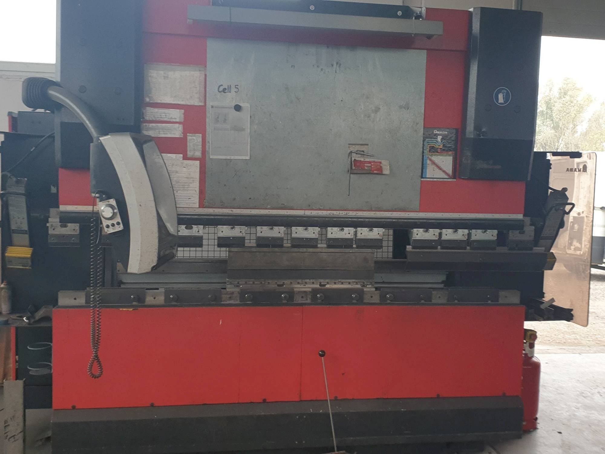Vista frontale della macchina AMADA HFE 8025/7