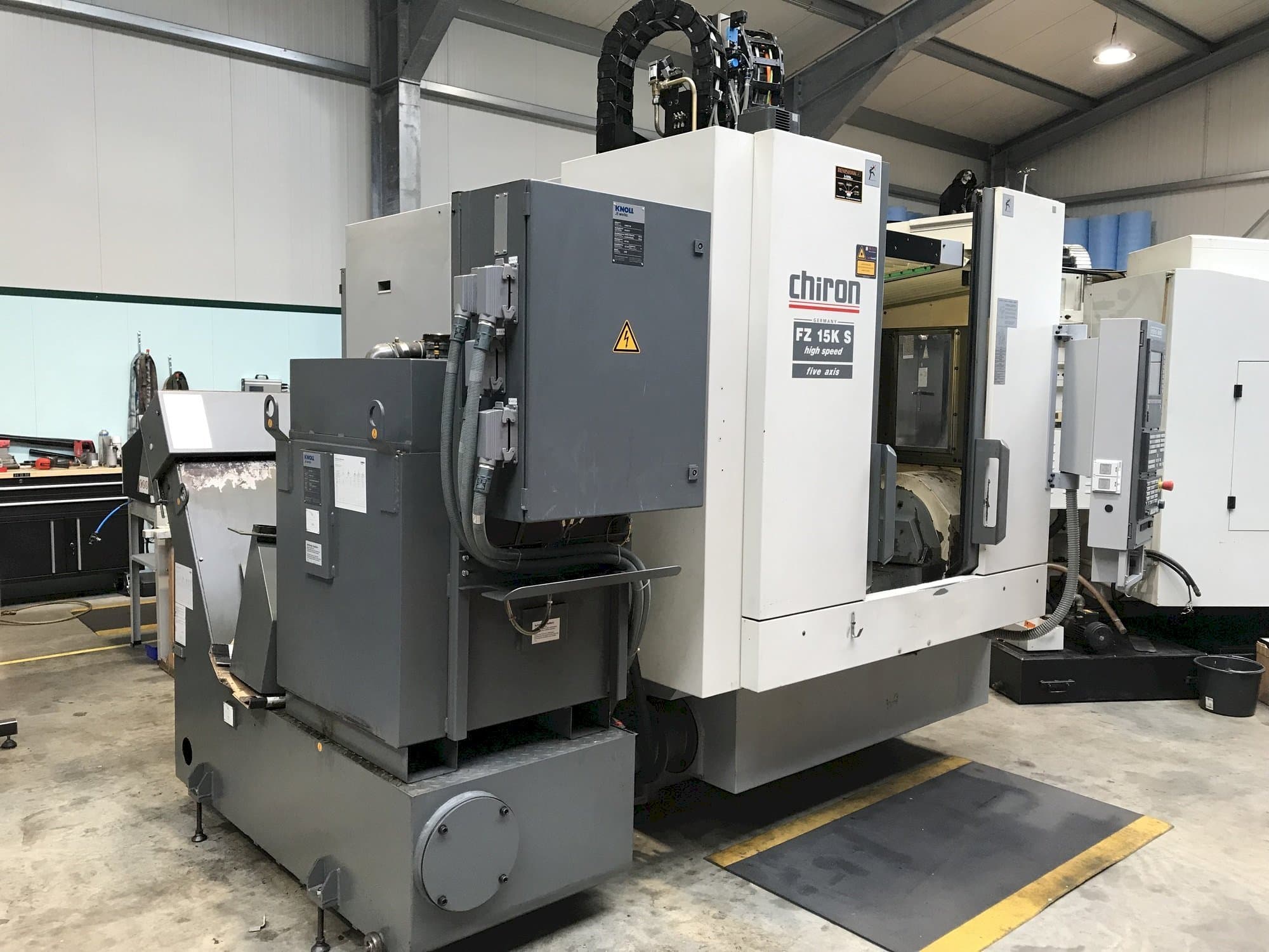 Vista frontale della macchina CHIRON FZ15 KS