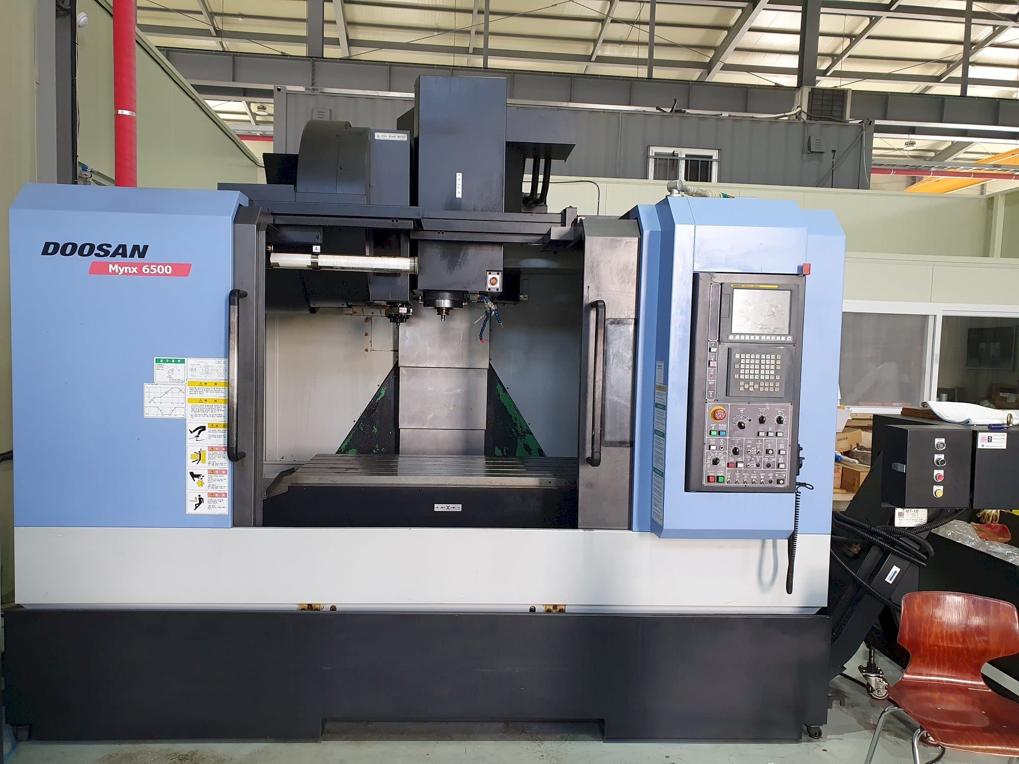 Vista frontale della macchina Doosan MYNX 6500