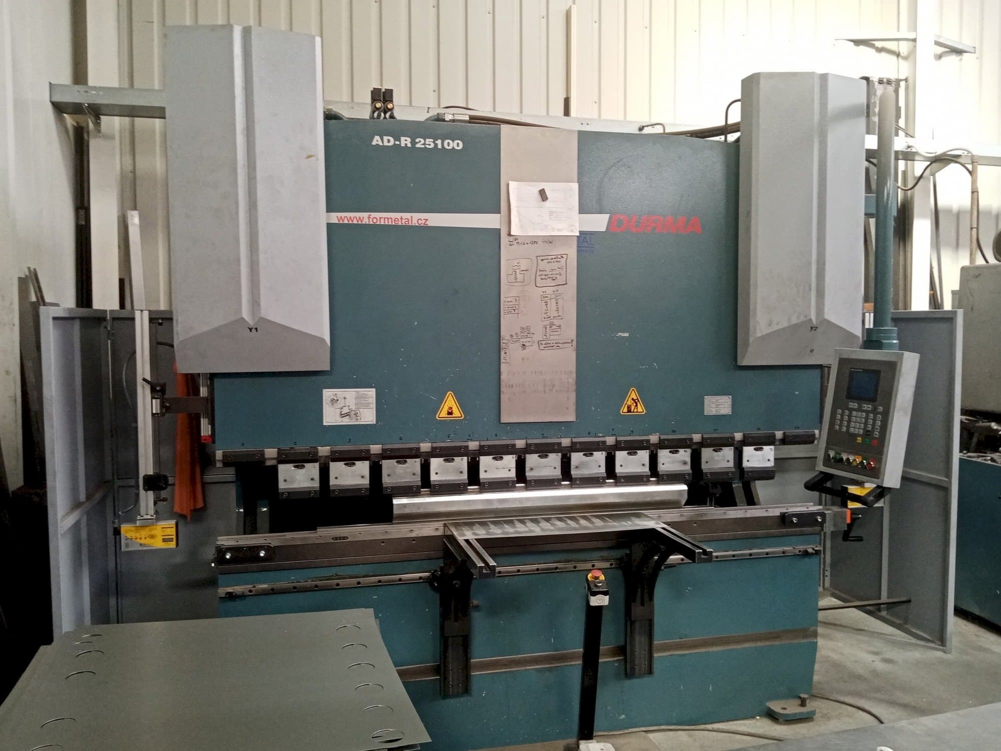 Vista frontale della macchina Durma AD-R 25100