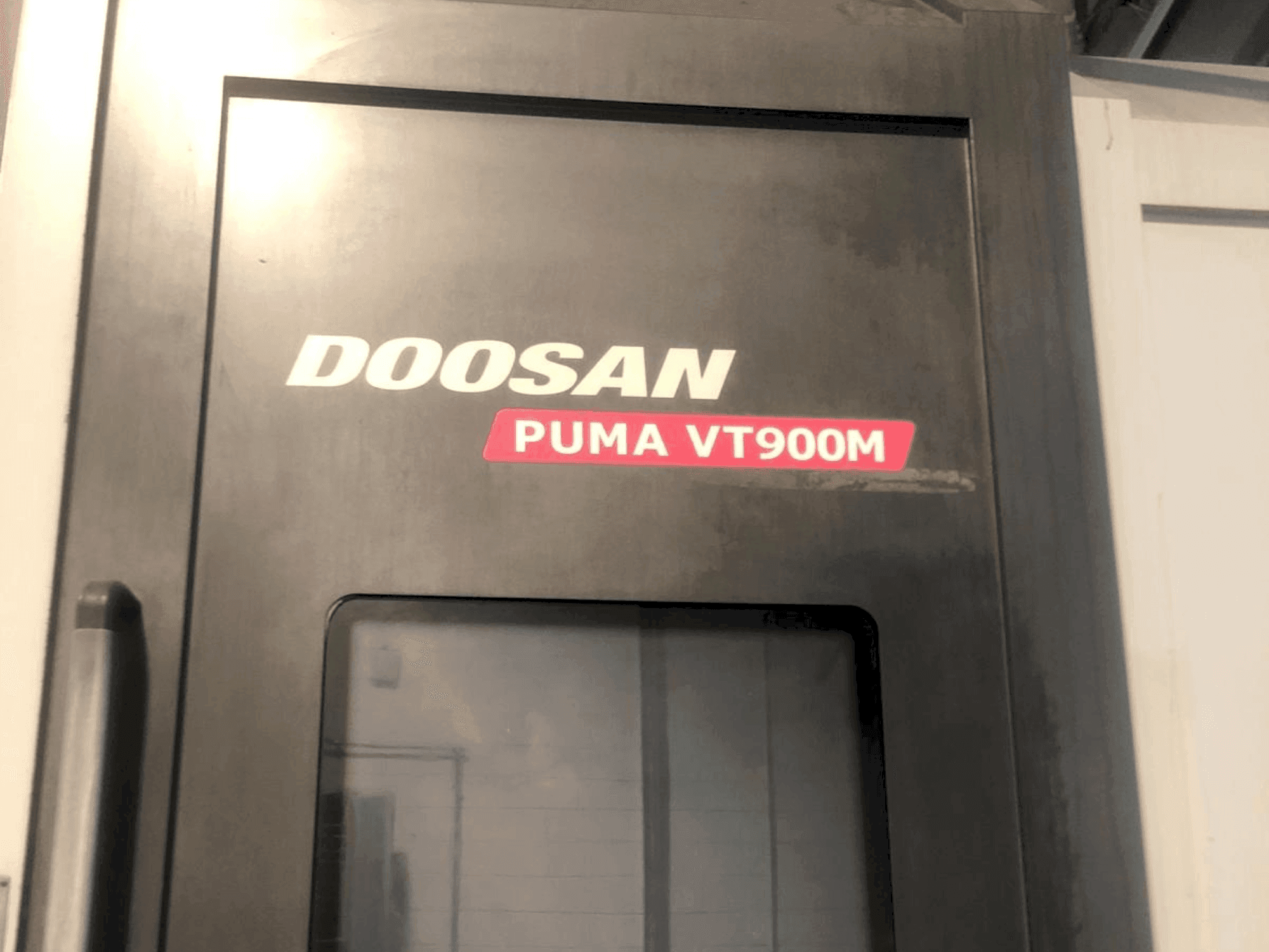 Vista frontale della macchina DOOSAN Puma VT900M