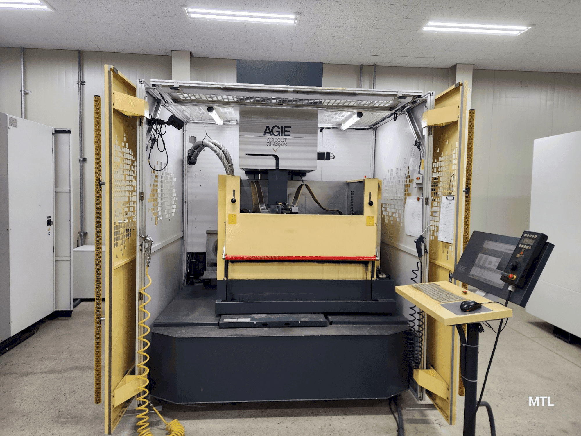 Vista frontale della macchina AgieCharmilles Agiecut Classic V3