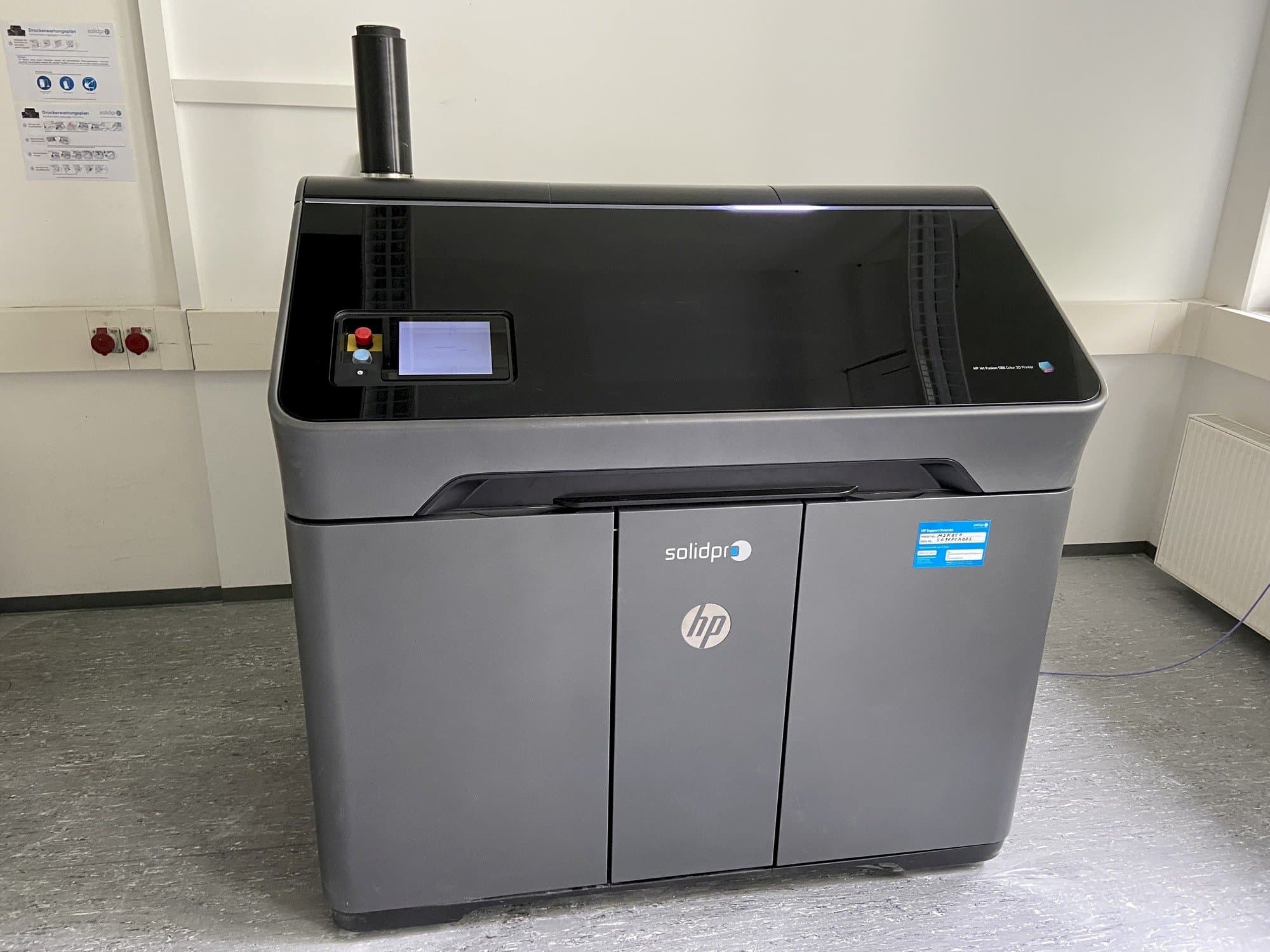 Vista frontale della macchina HP Jet Fusion 580 Color 3D printer