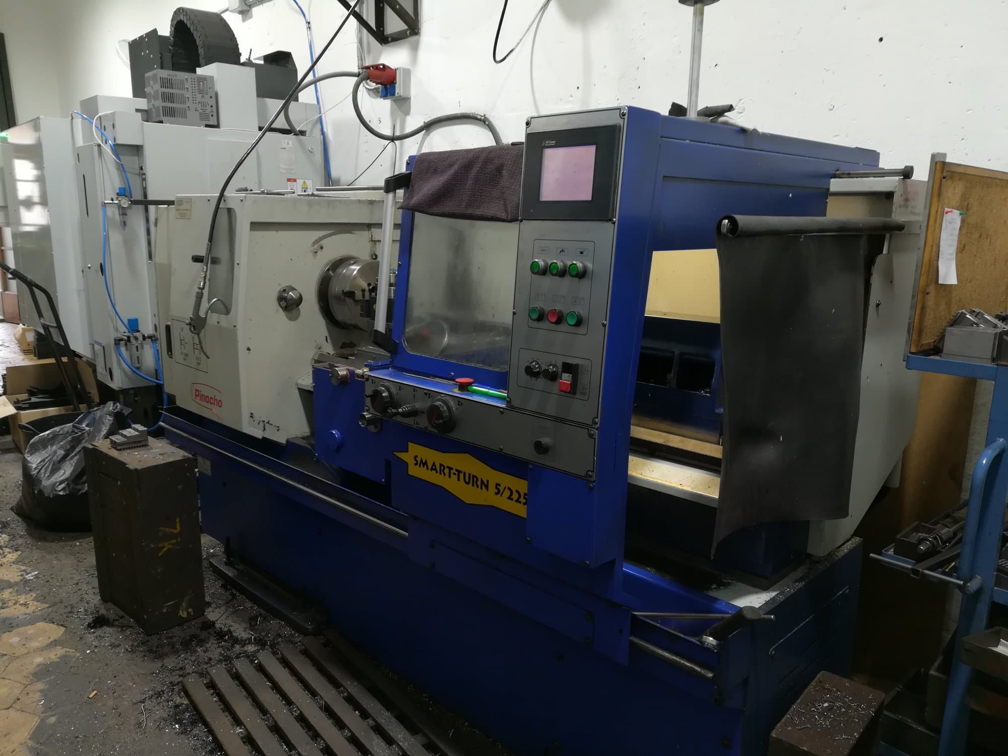 Vista frontale della macchina Pinacho Smart-Turn 5/225