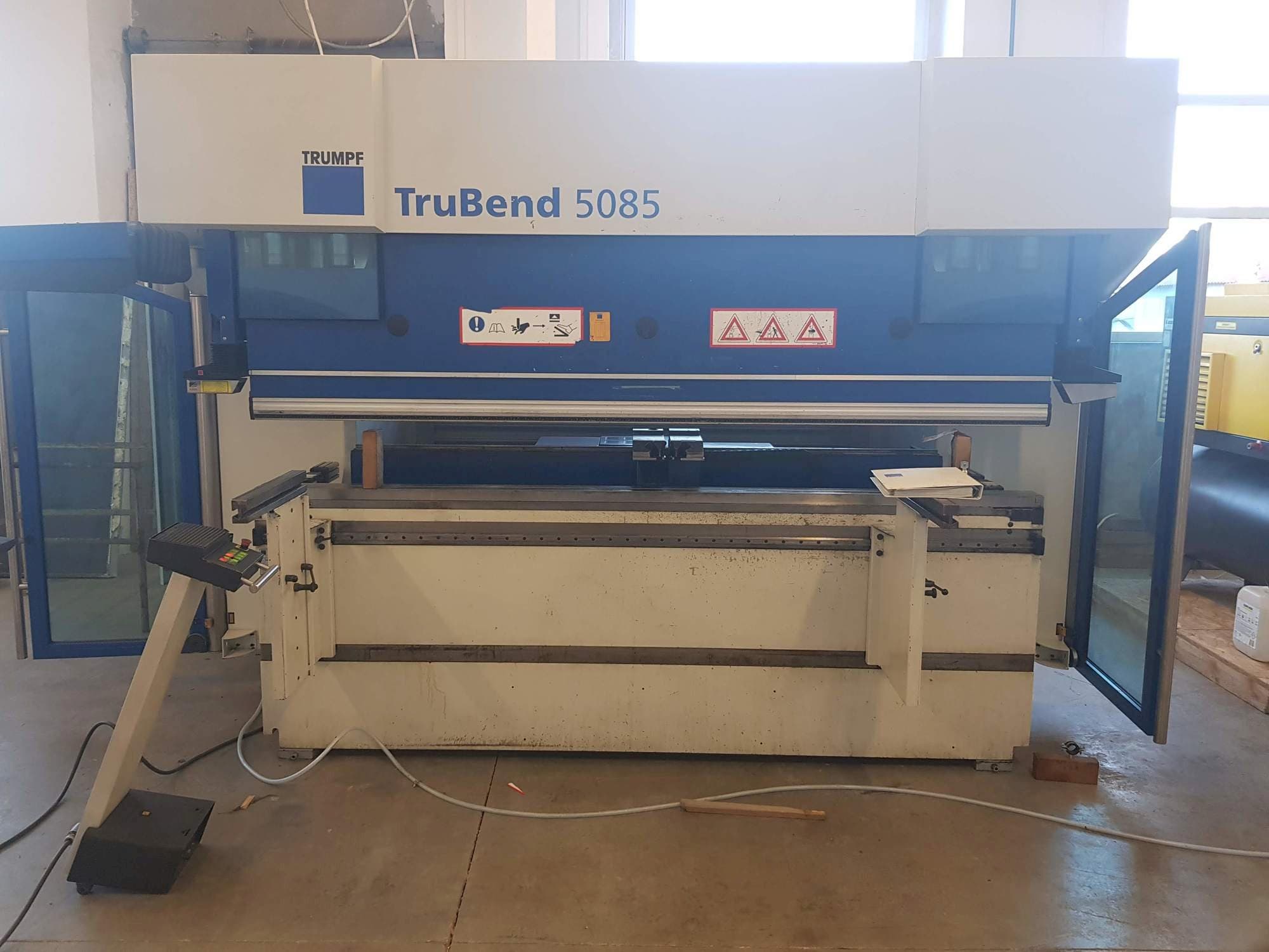 Vista frontale della macchina Trumpf TruBend 5085