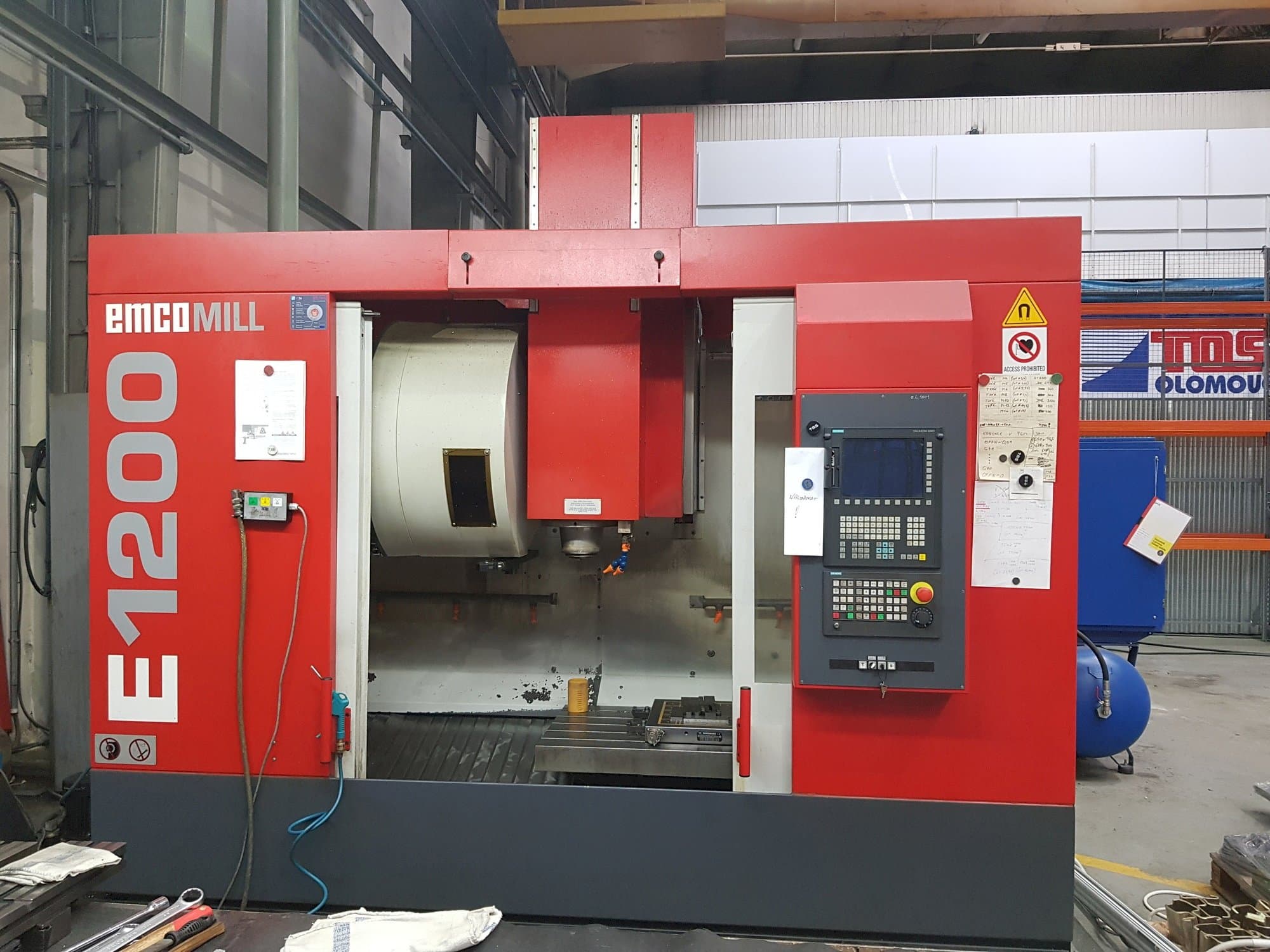 Vista frontale della macchina EMCO Emcomill E 1200