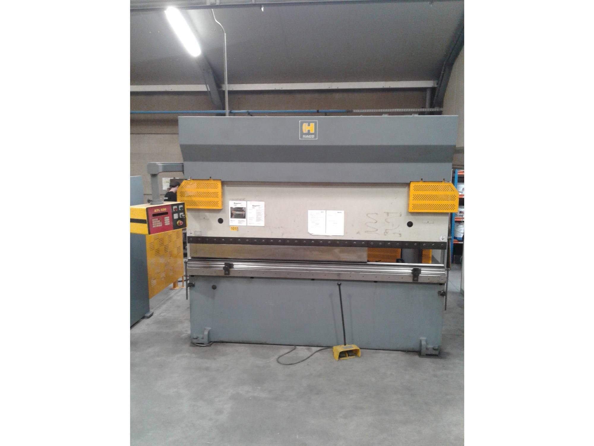 Vista frontale della macchina HACO PPV 30220